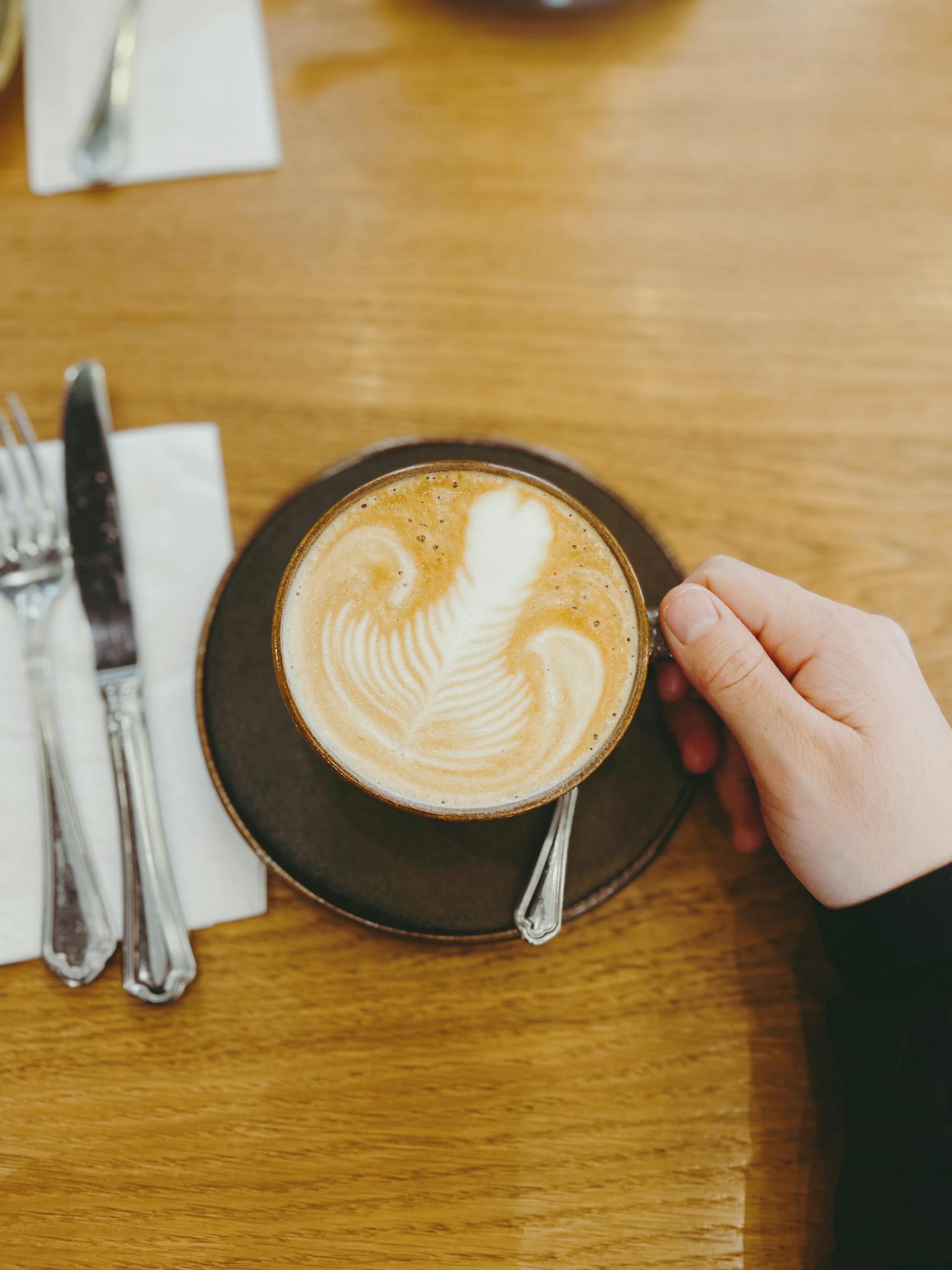 Une femme tenant son café | Source : Pexels