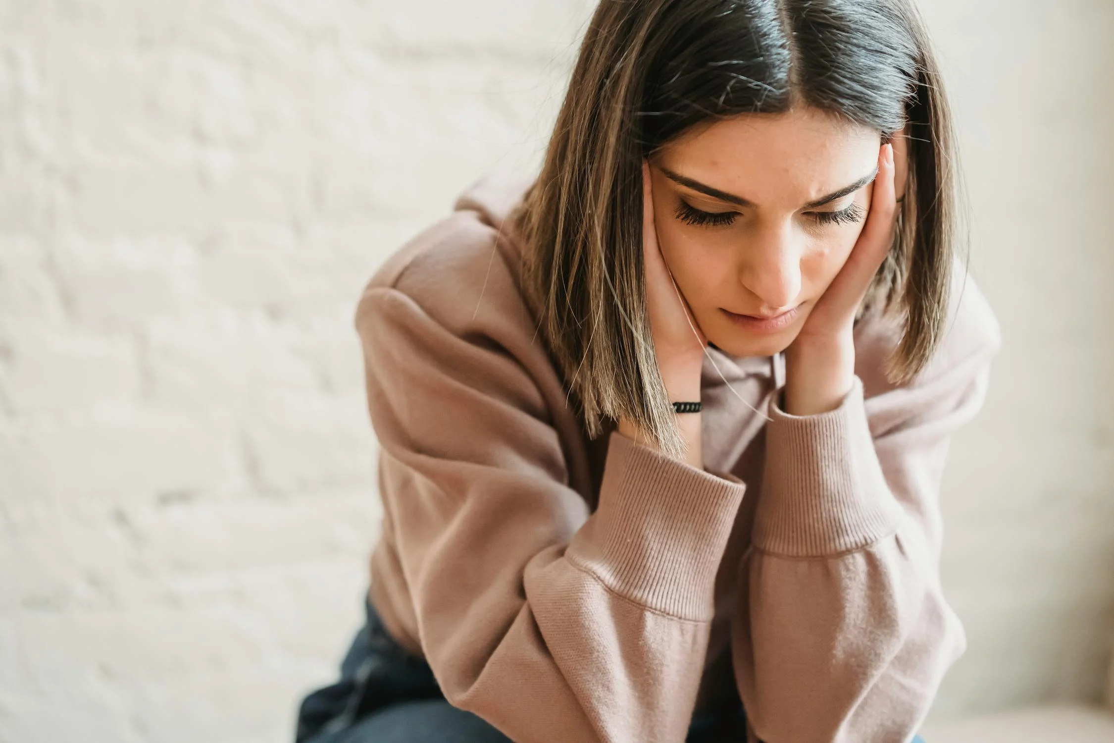 Une femme sérieuse et réfléchie | Source : Pexels