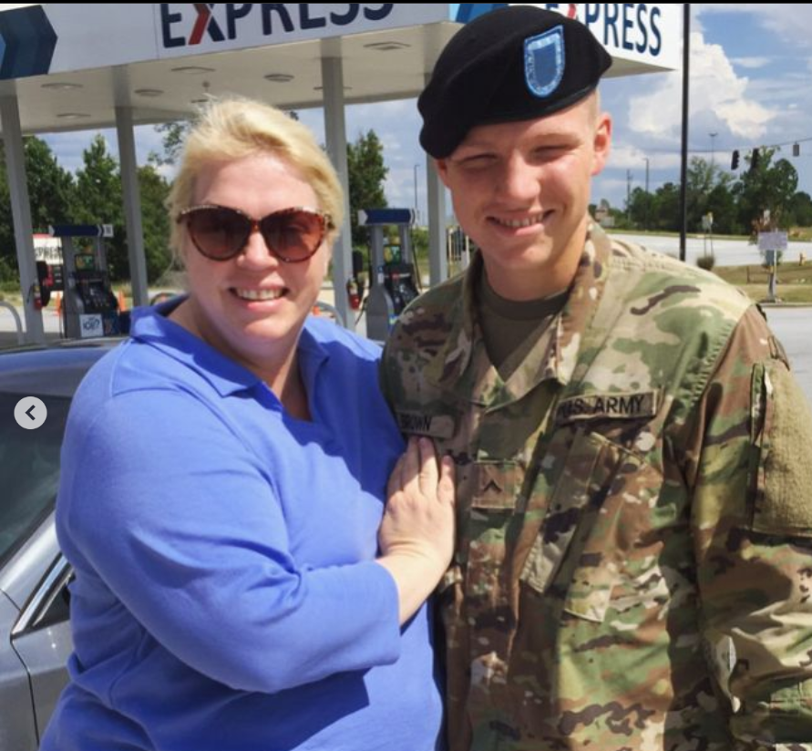 Garrison avec sa maman Janelle Brown d'après un post daté du 7 mai 2017 | Source : Instagram/robertthebrown