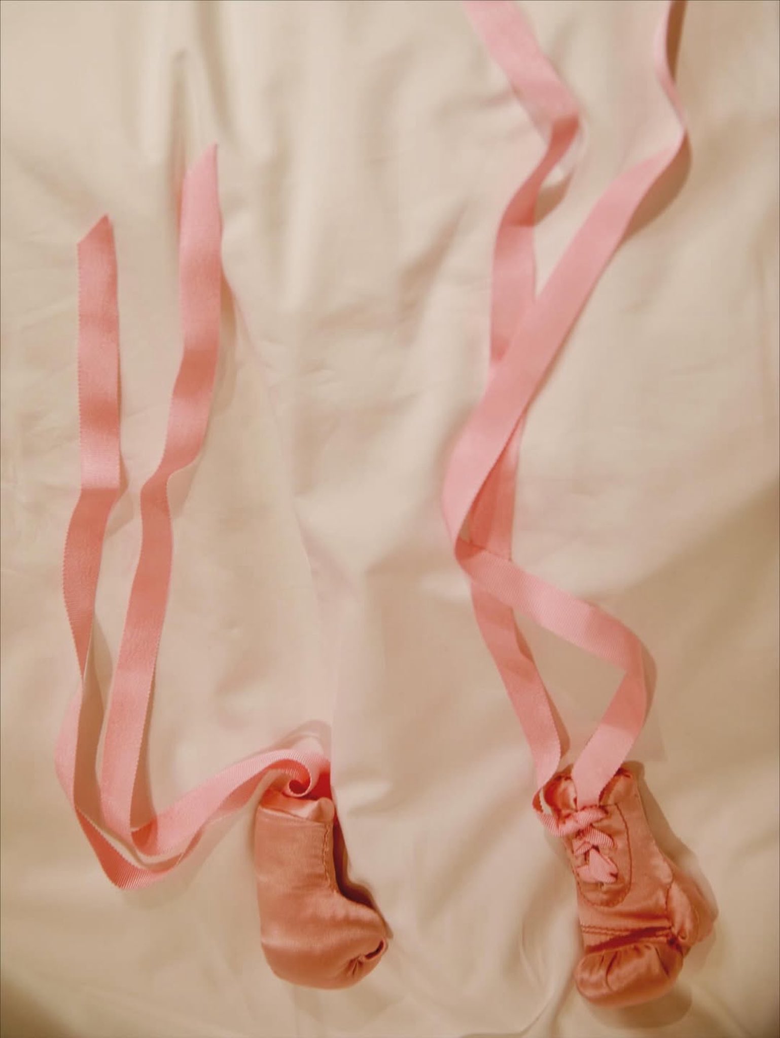 Des gants de boxe roses, tirée d'un post daté du 25 septembre 2025 | Source : X/rihanna