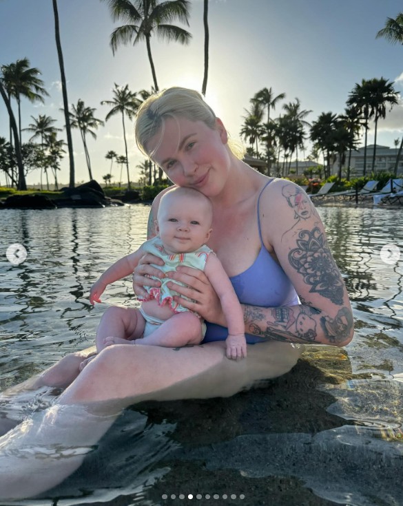 Ireland Baldwin et sa fille profitant de l'eau dans un post daté du 12 mai 2024 | Source : Instagram/irelandirelandireland