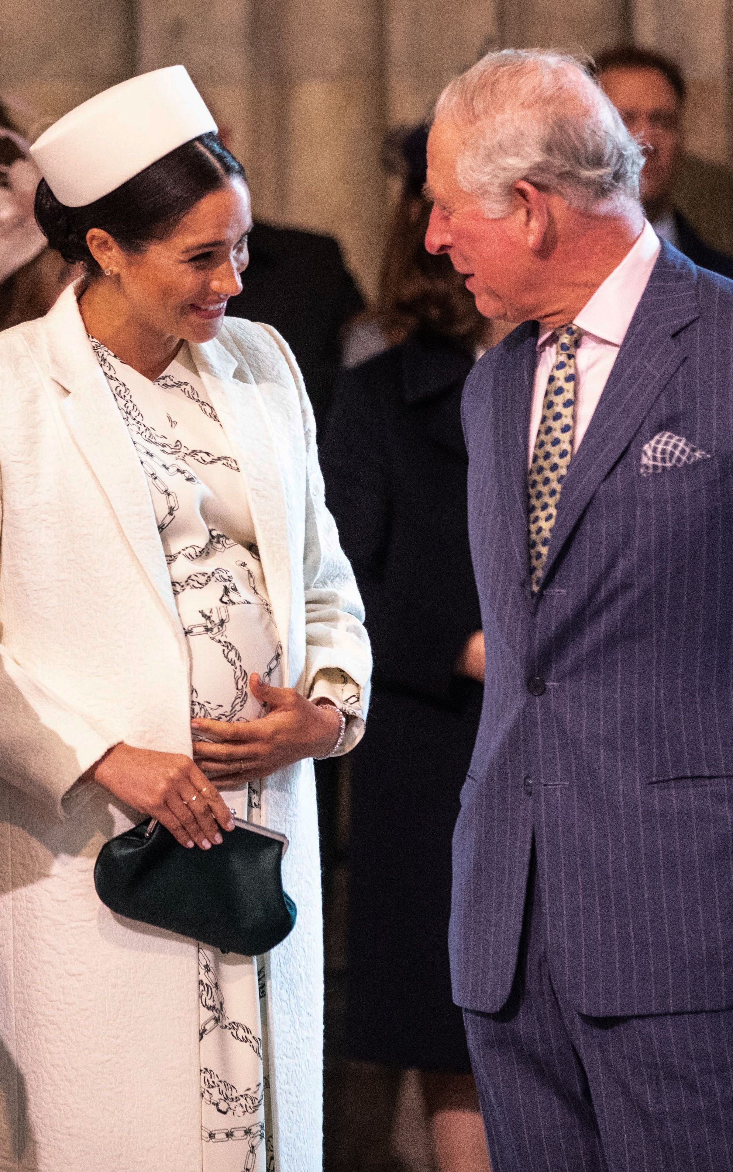 La Britannique Meghan, duchesse de Sussex (G) discute avec le Britannique Prince Charles, prince de Galles (D) alors qu'ils assistent à la cérémonie de la Journée du Commonwealth à l'Abbaye de Westminster à Londres, le 11 mars 2019. - Grande-Bretagne | Source : Getty Images