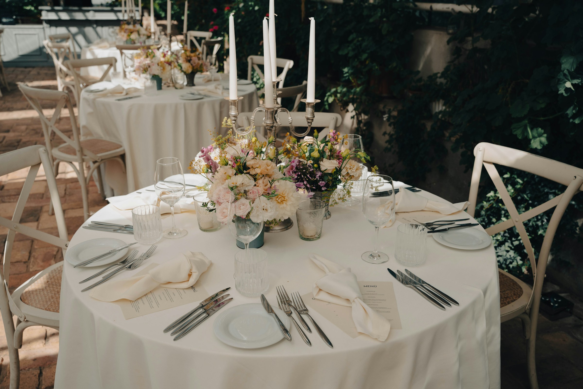 Tables de salle de mariage vides | Source : Unsplash