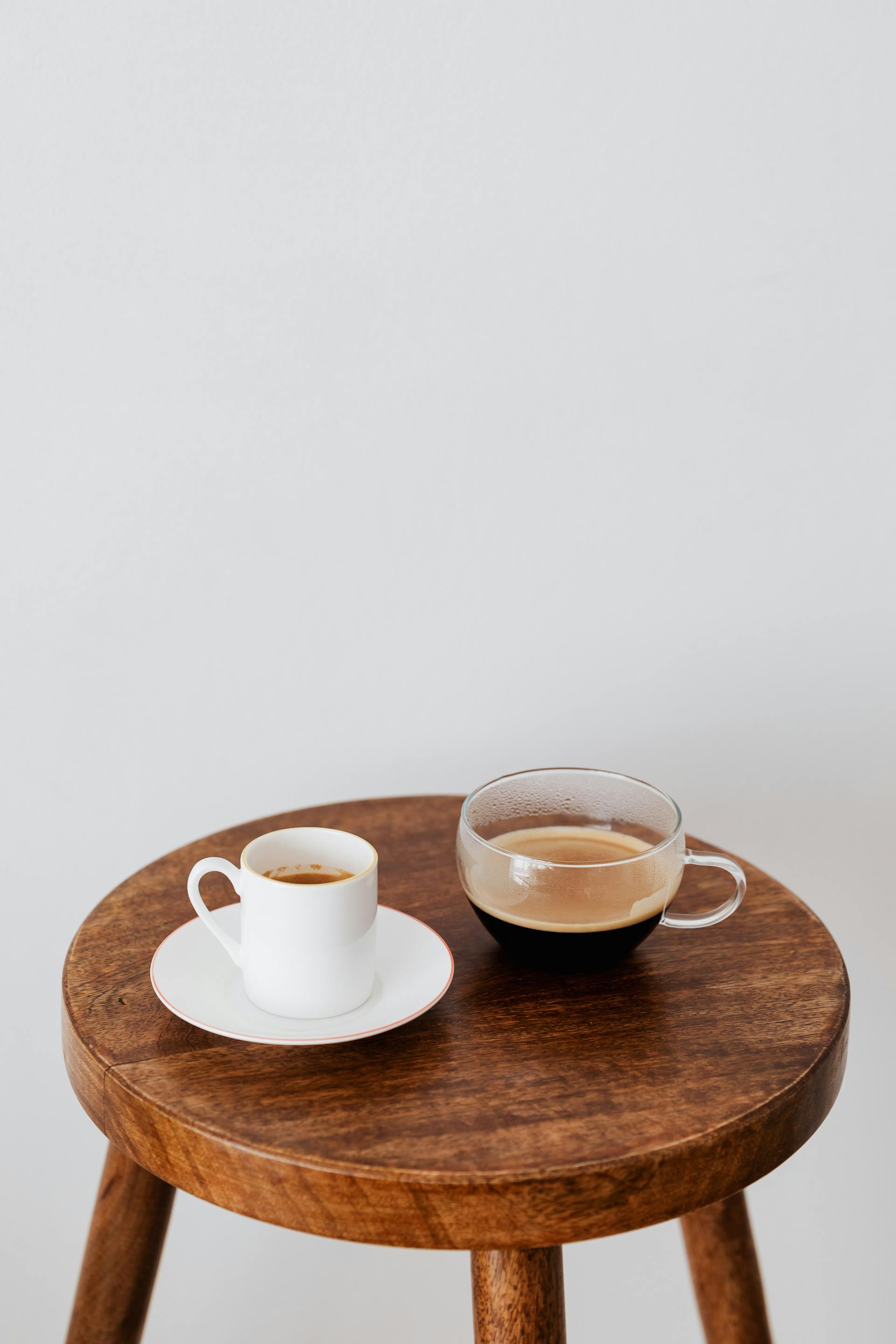 Mugs sur une table | Source : Pexels