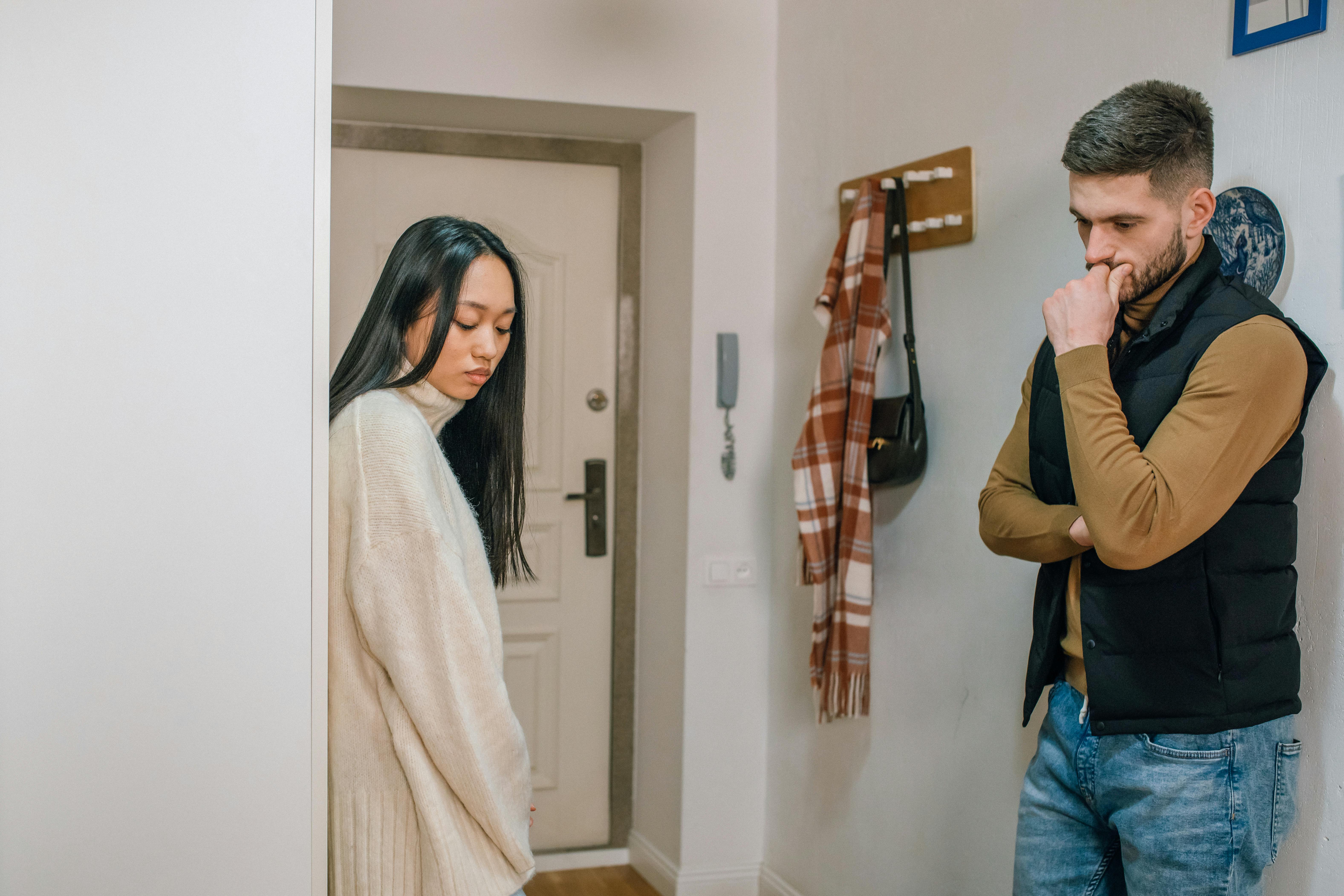 Un couple en pleine conversation | Source : Pexels
