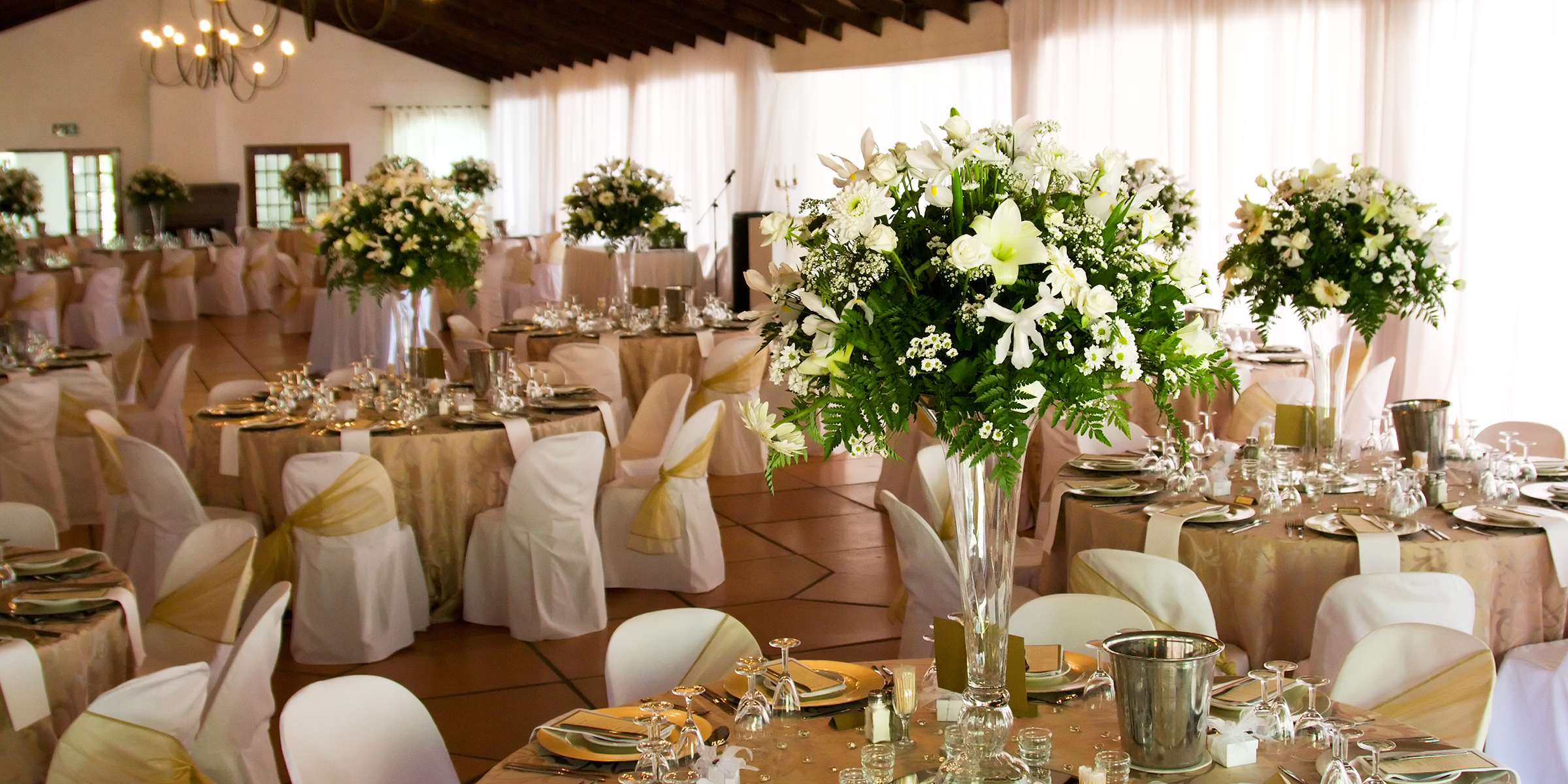 Tables lors d'une réception de mariage | Source : Shutterstock