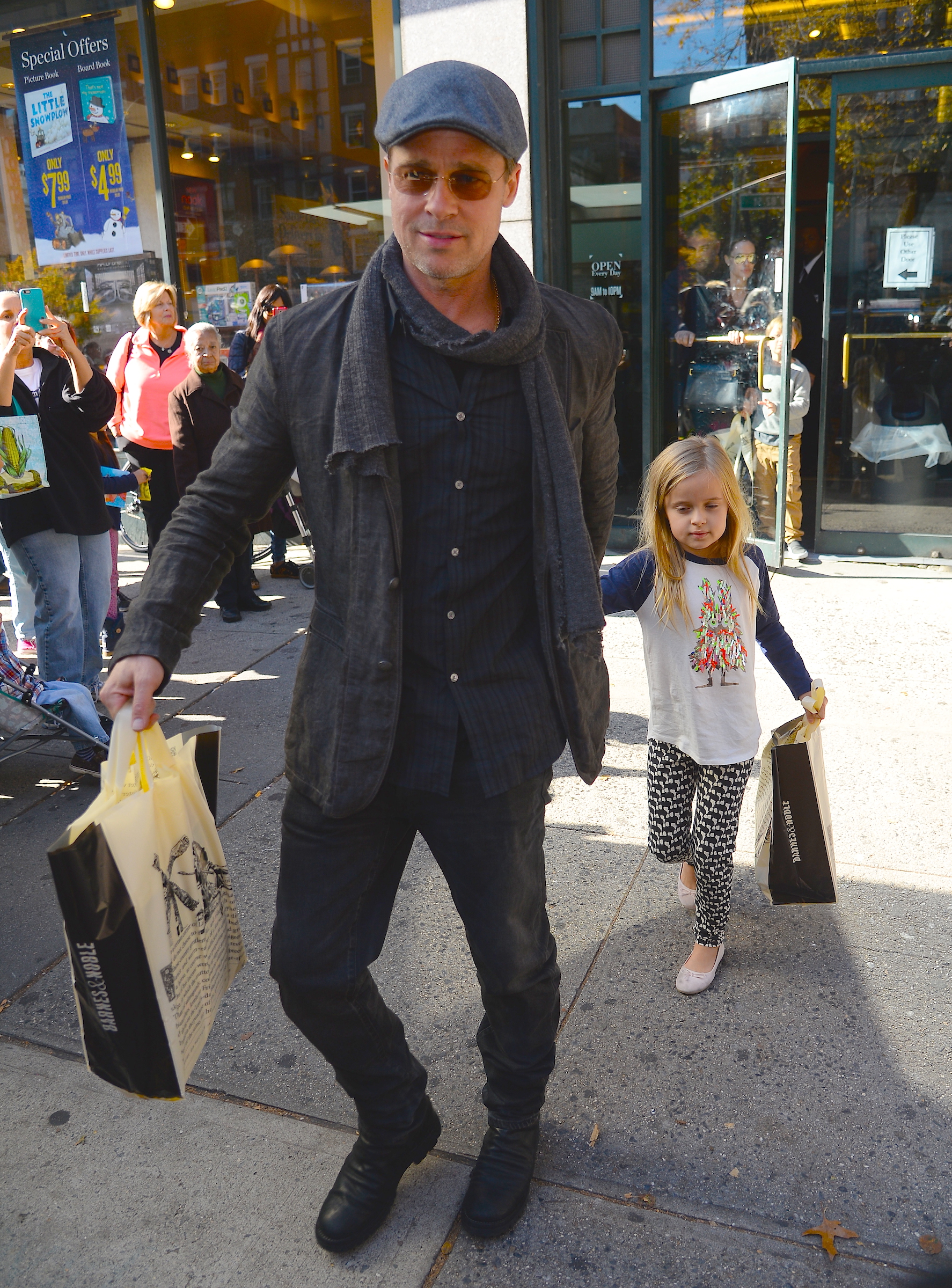 Brad Pitt et Vivienne Jolie-Pitt à New York en 2015 | Source : Getty Images