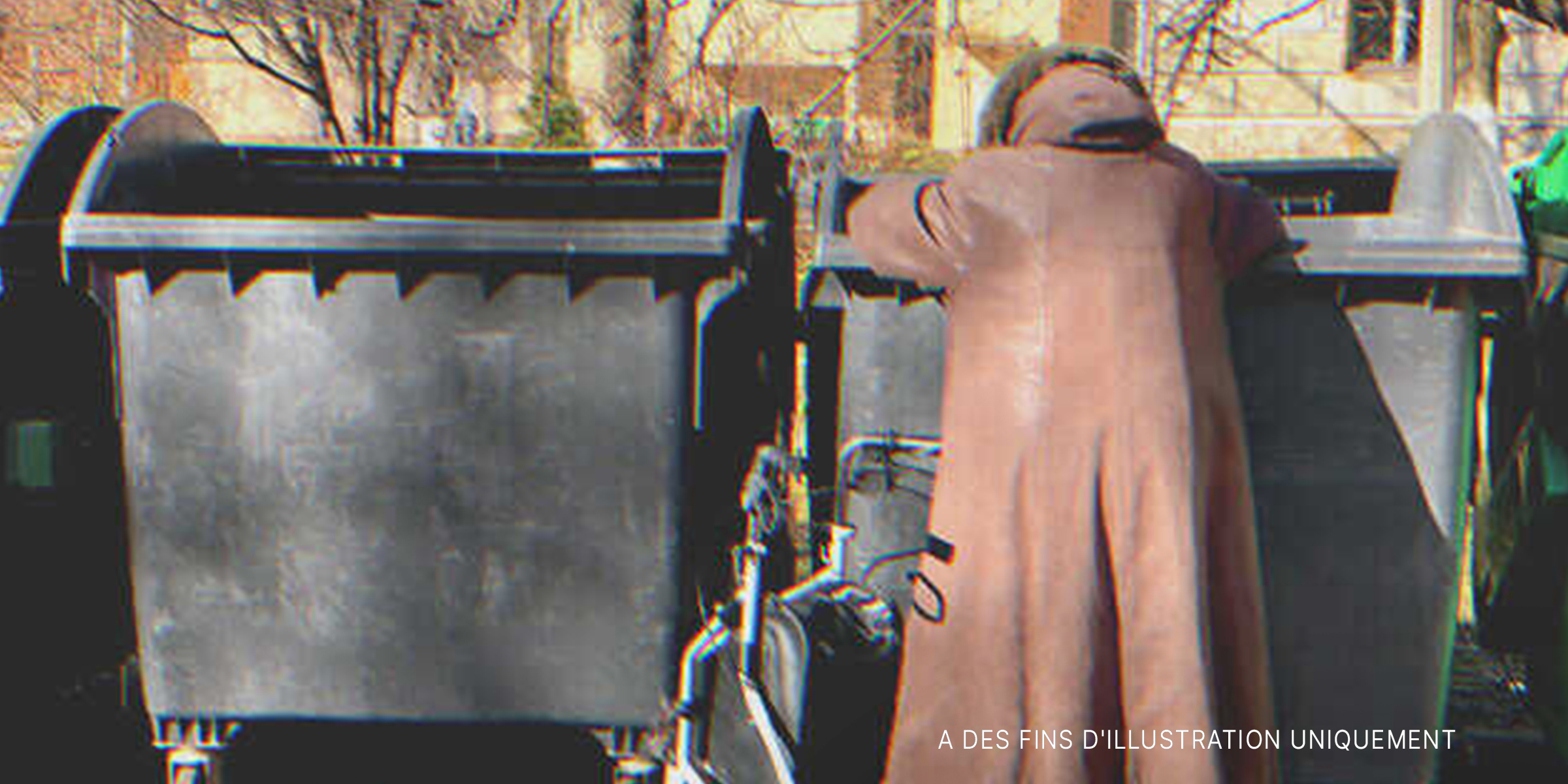 Une vieille femme fouillant une poubelle | Source : Shutterstock