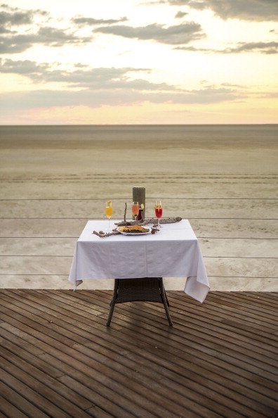 Table romantique dressée pour deux au coucher du soleil. | Photo : Getty Images