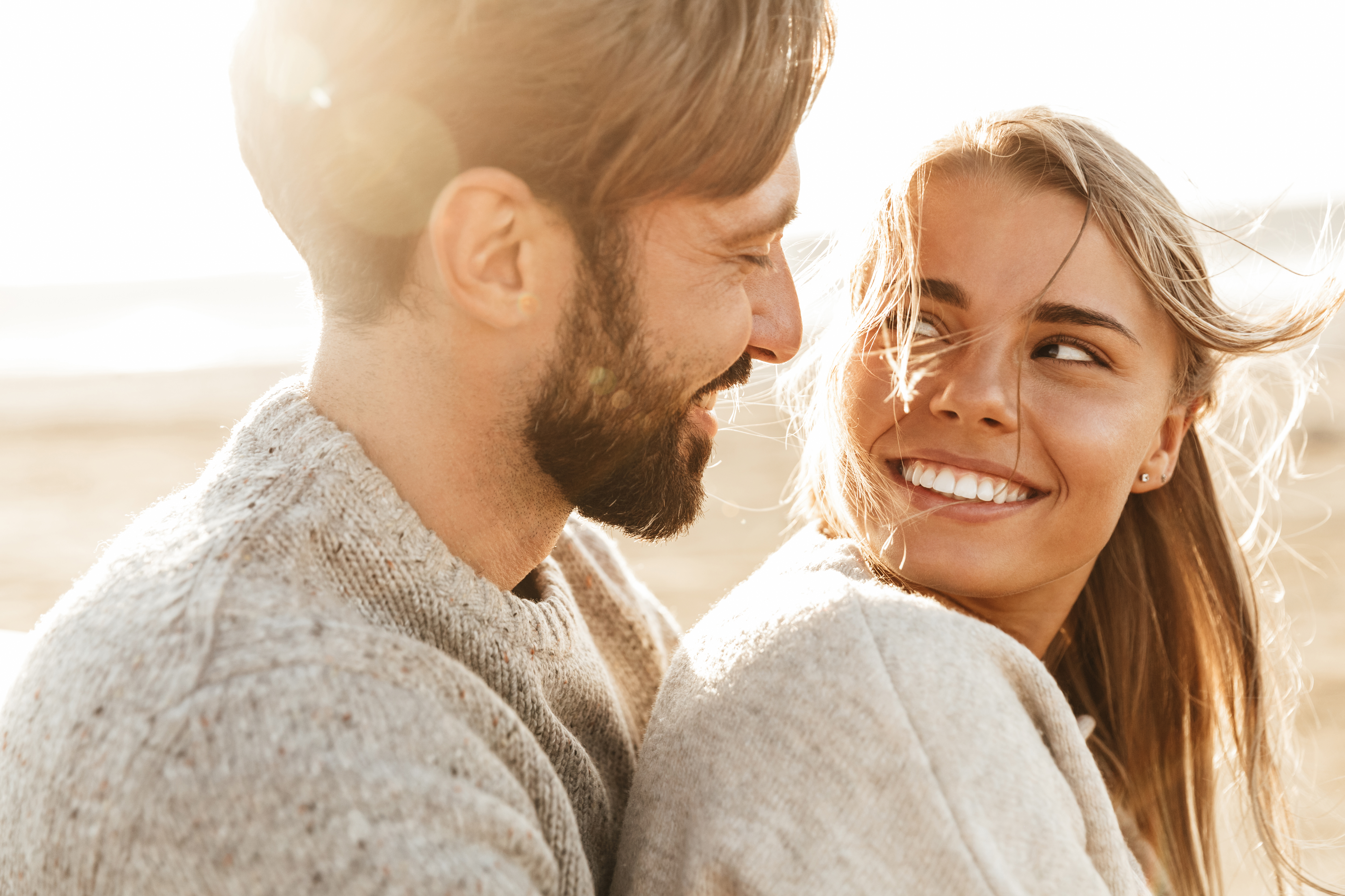 Un homme et une femme qui se sourient l'un à l'autre | Source : Shutterstock