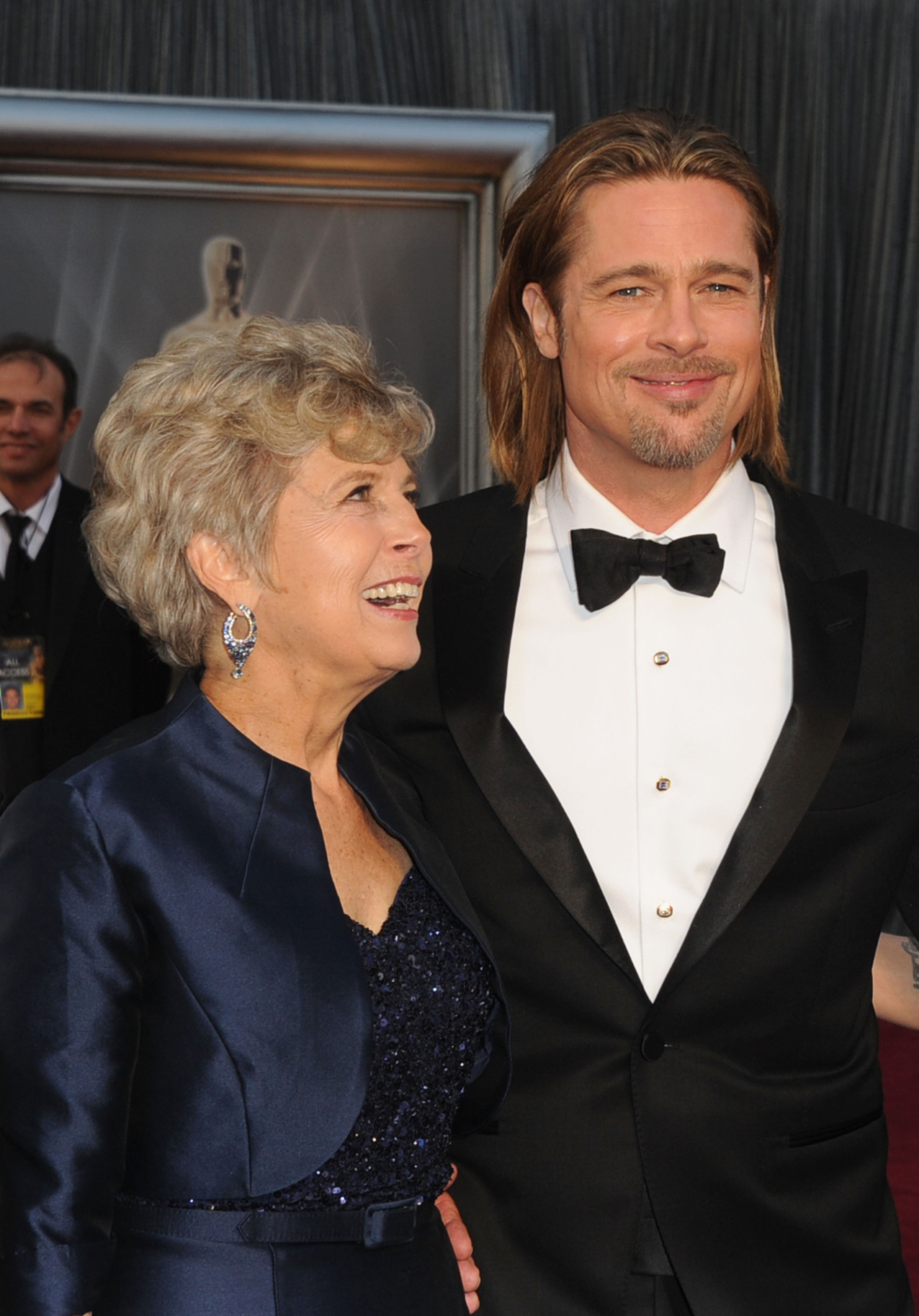 Brad Pitt et sa mère Jane Pitt lors de la 84e cérémonie annuelle des Oscars, Hollywood &amp; Highland Center, 26 février 2012, Hollywood, Californie | Source : Getty Images