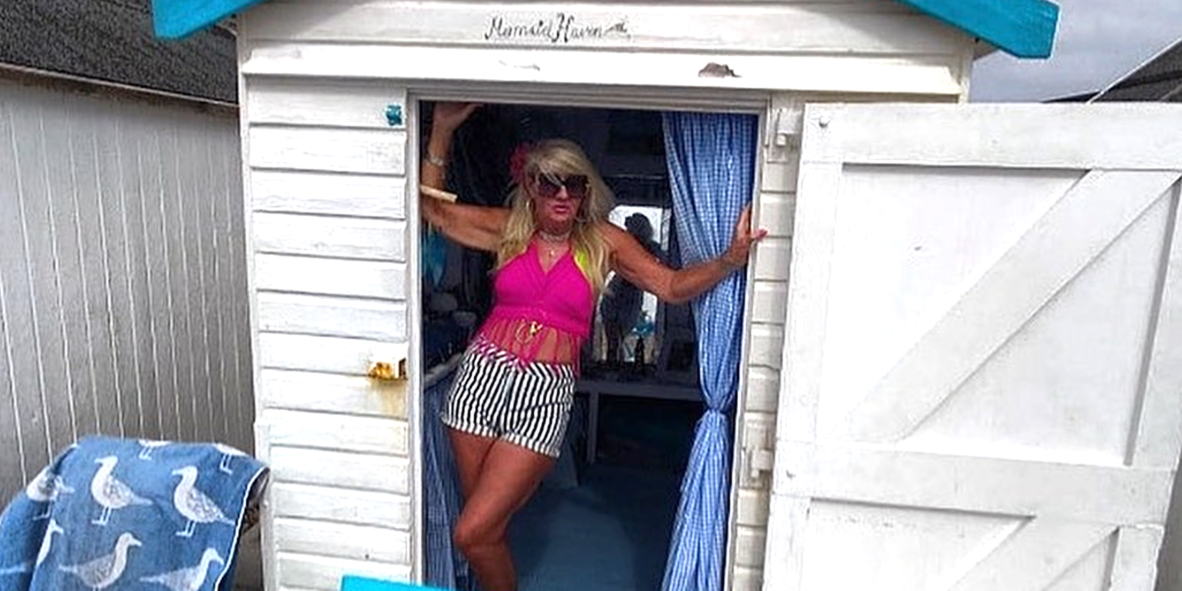 Michele Spicer dans sa cabine de plage | Source : Instagram.com/michelespicer2022