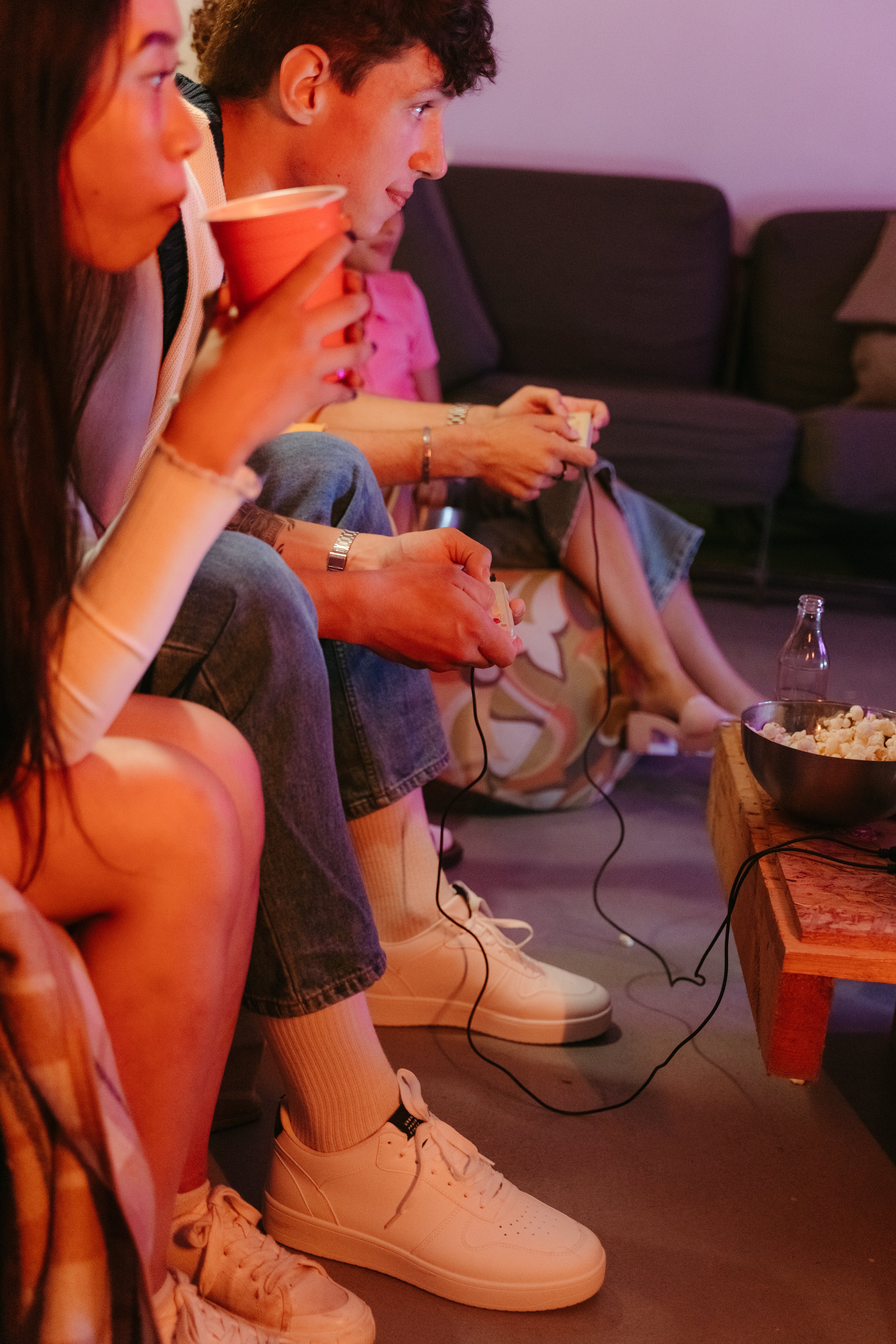 Des amis qui boivent, mangent et jouent à des jeux | Source : Pexels