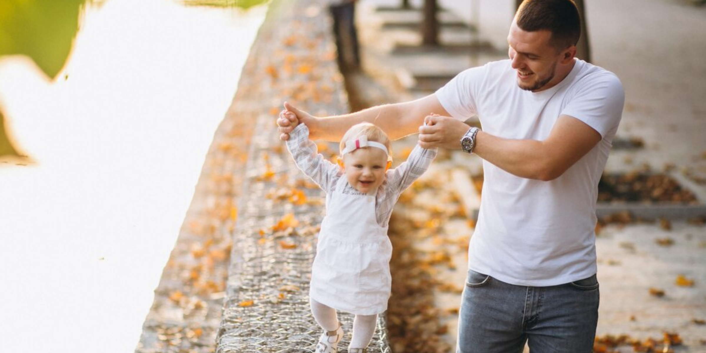 Un homme se promenant avec sa fille | Source : Freepik