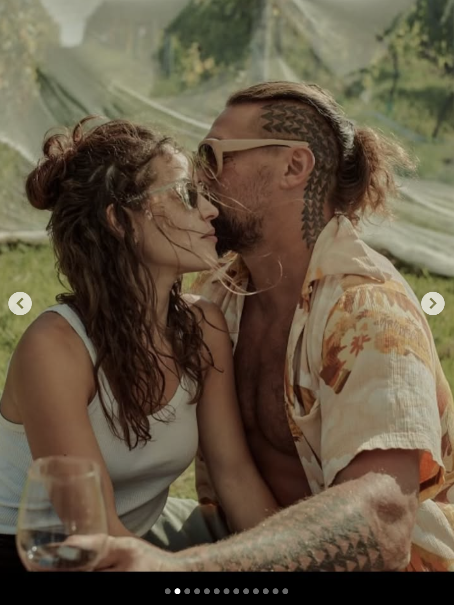 Jason Momoa embrasse Adria Arjona, sur une photo partagée le 1er août 2025 | Source : Instagram/adriaarjona