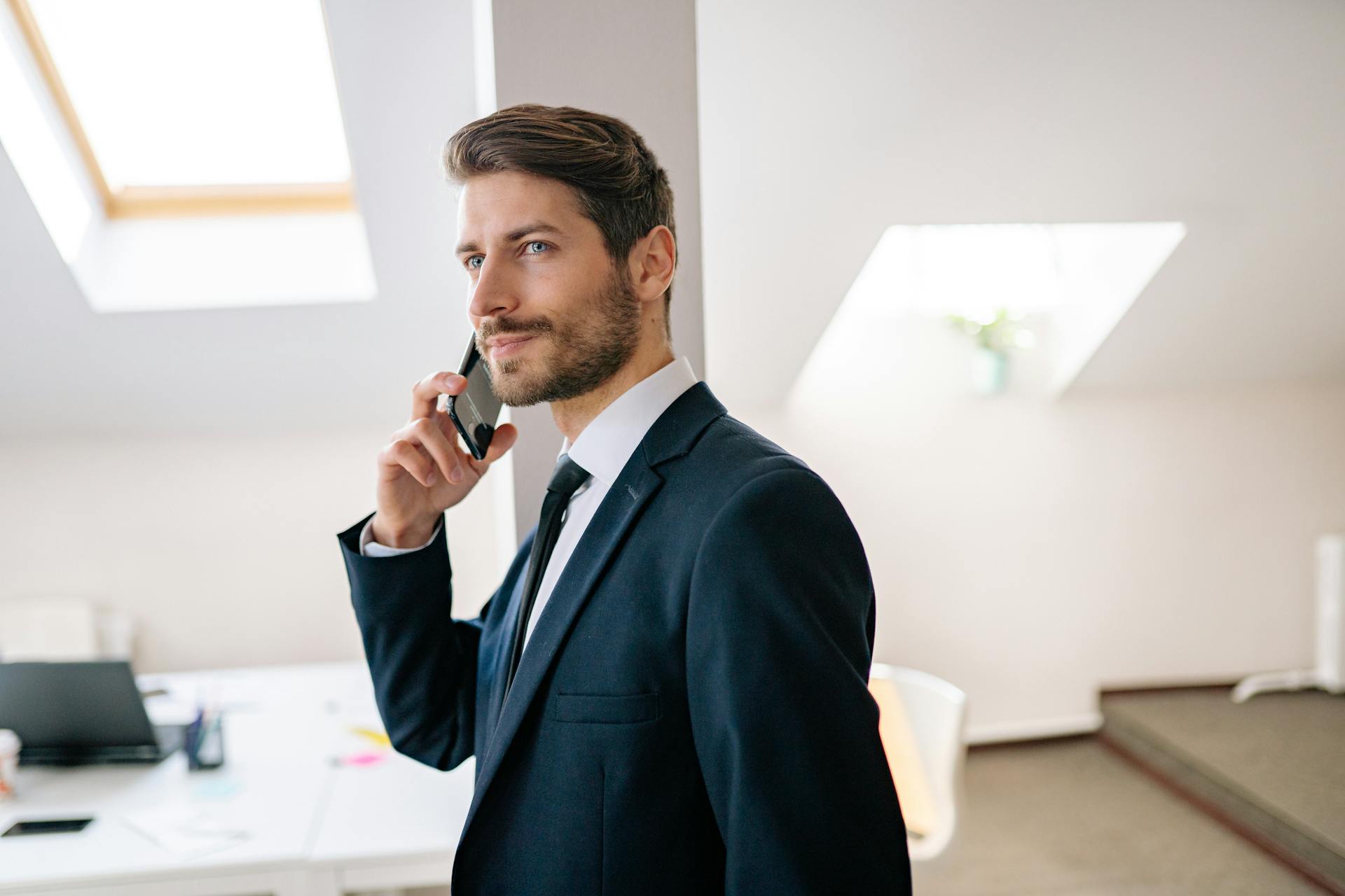 Un homme qui parle au téléphone | Source : Pexels