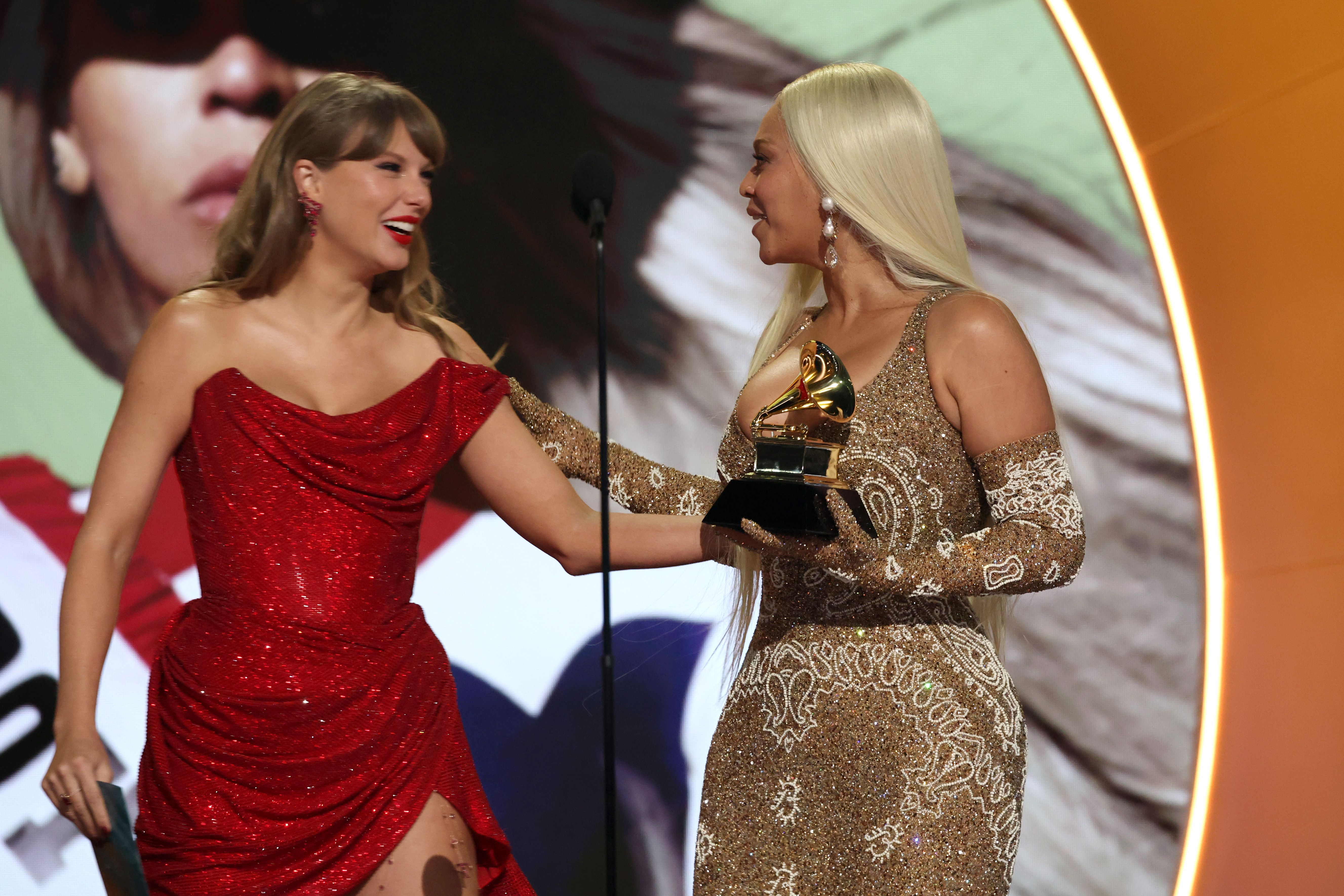 Taylor Swift remet à Beyoncé le prix du meilleur album country pour "Cowboy Carter" lors des 2025 Grammy Awards | Source : Getty Images