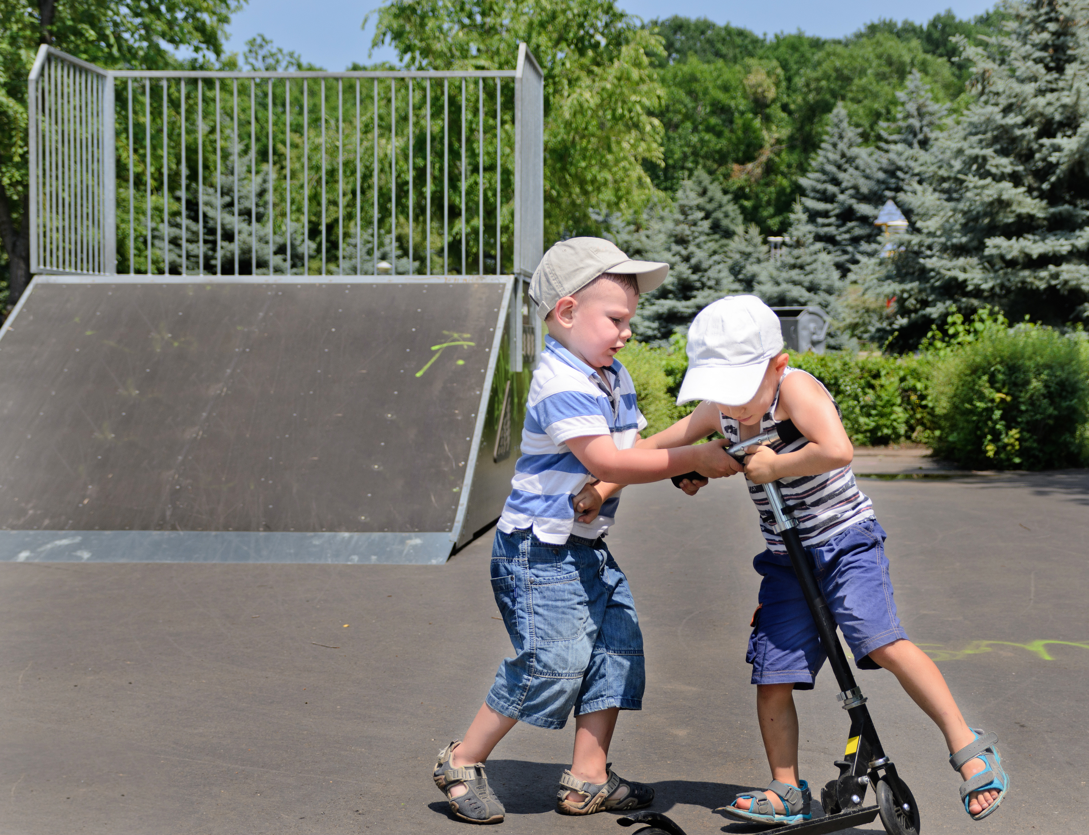 Deux garçons se disputant un scooter | Source : Shutterstock