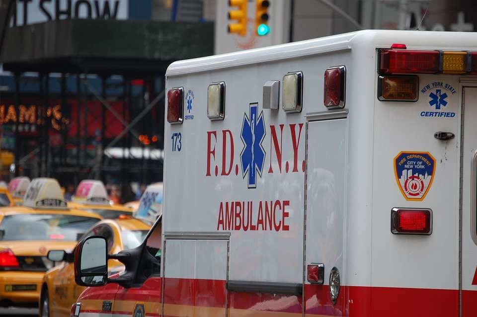 Un ambulance qui traverse la rue | Photo : Pixabay