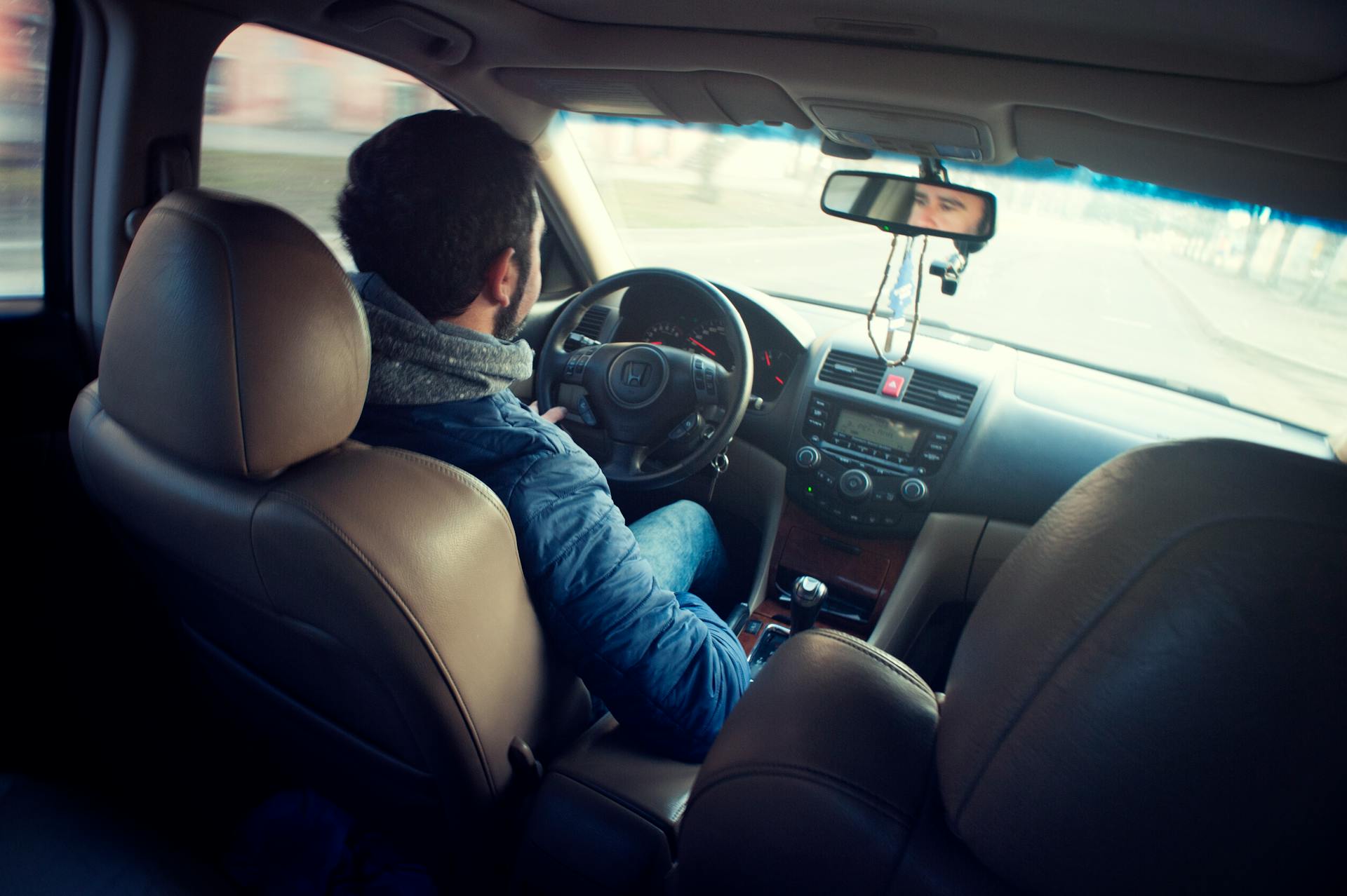 Un homme au volant d'une voiture | Source : Pexels