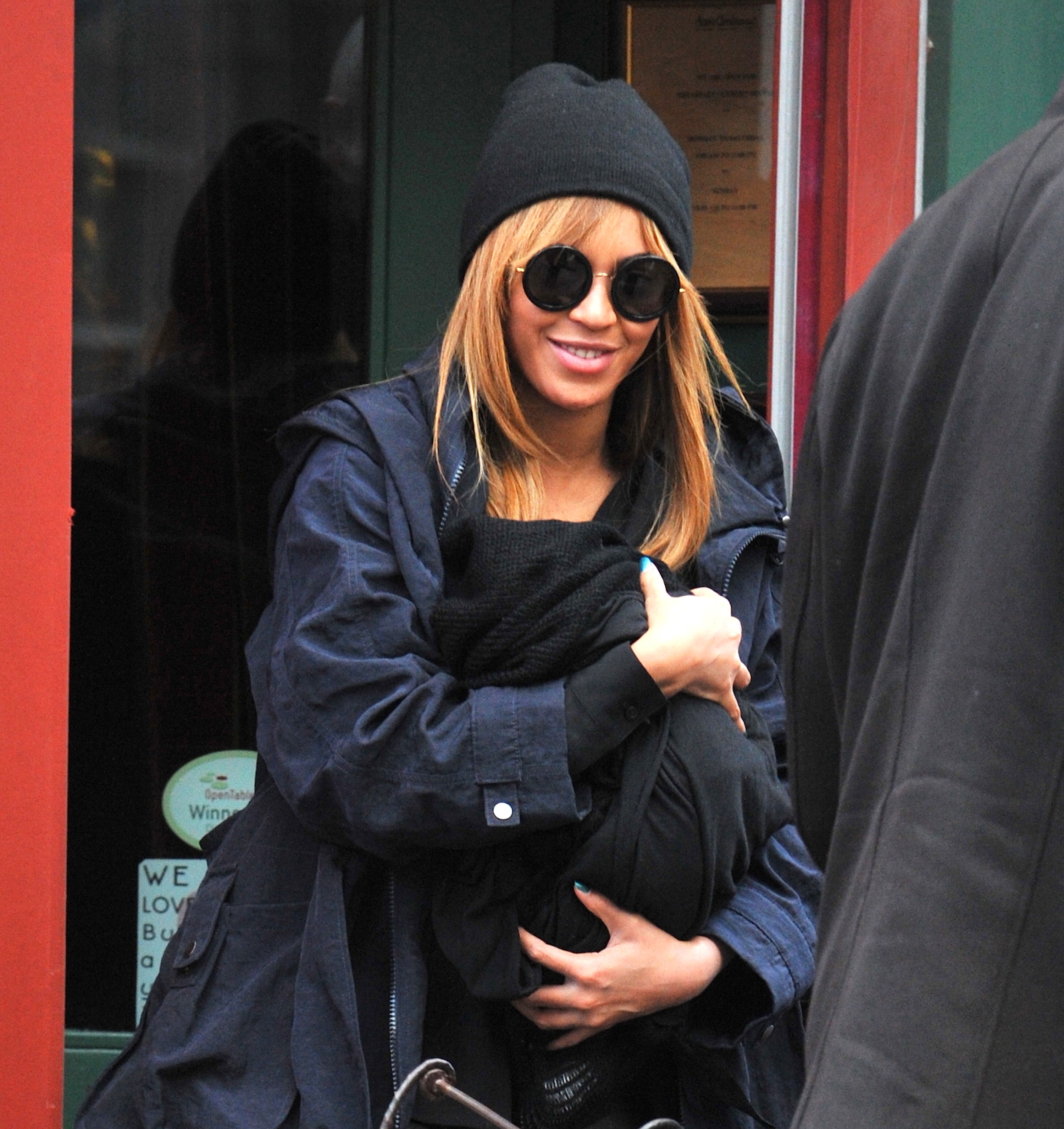 Beyonce Knowles vue en train de bercer sa fille Blue Ivy Carter le 25 février 2012 à New York | Source : Getty Images
