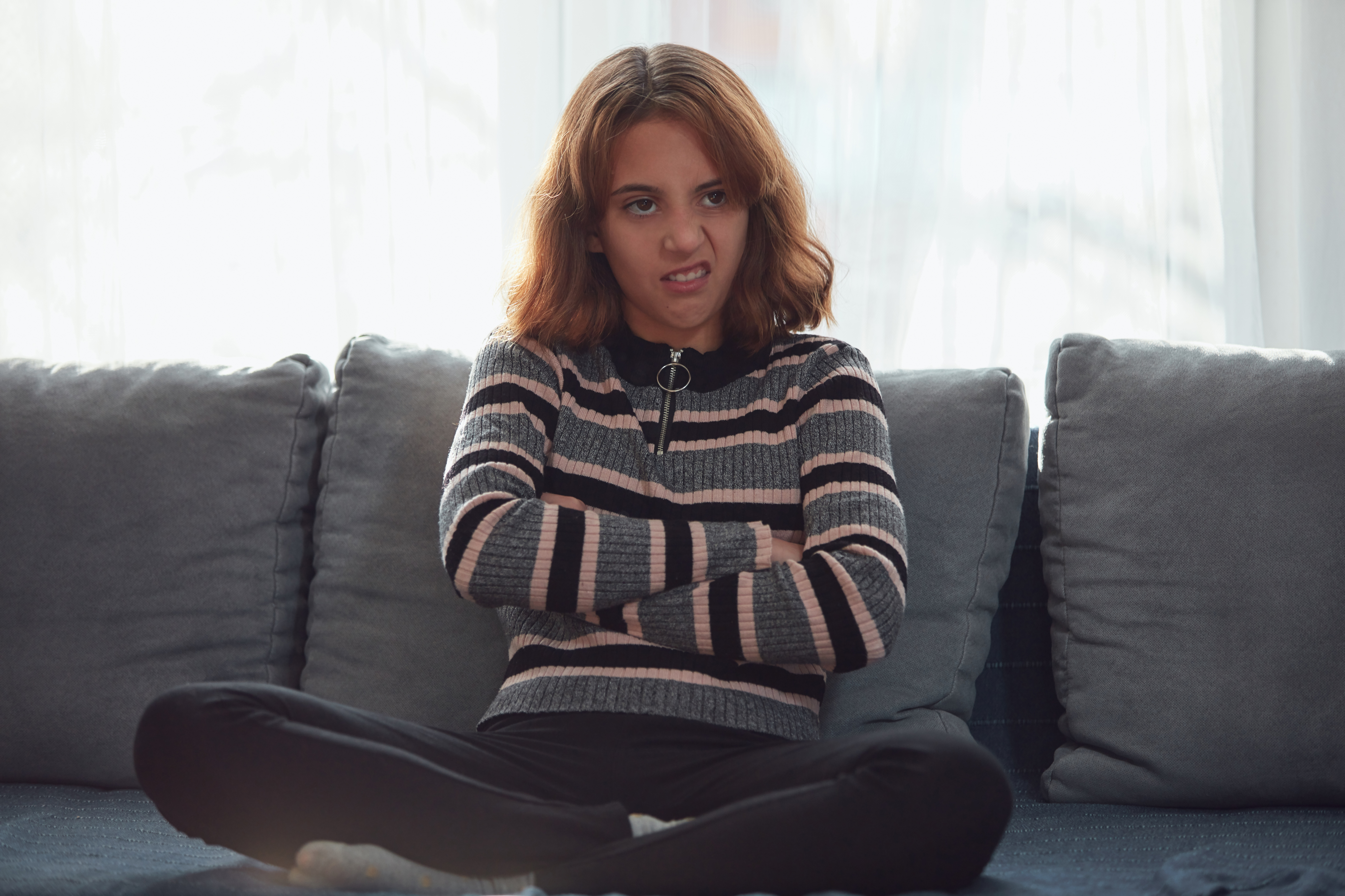 Adolescente s'ennuyant et difficile à la maison. | Source : Getty Images