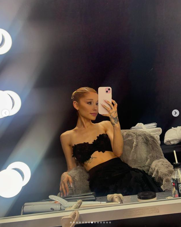 Ariana Grande posant pour un selfie miroir, posté le 18 octobre 2024 | Source : Instagram/arianagrande