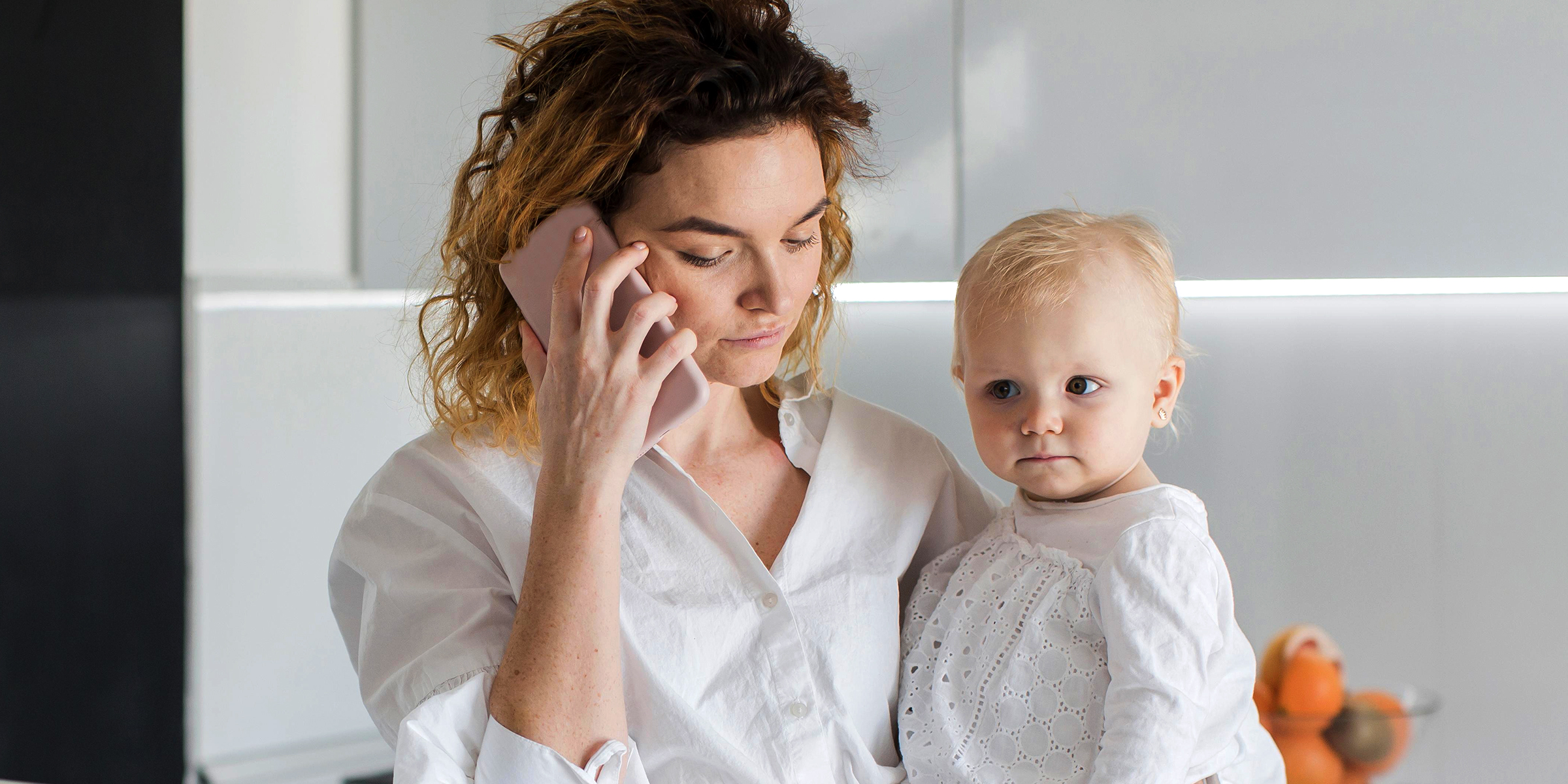 Une femme avec un bébé qui parle au téléphone | Source : Freepik