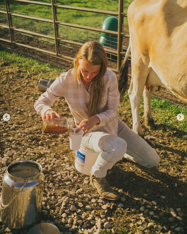 Hannah Neeleman en train d'effectuer des travaux agricoles, posté le 18 février 2022 | Source : Instagram/hogfathering et ballerinafarm.