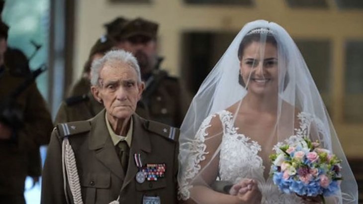 Un vétéran de la Seconde Guerre Mondiale et sa petite fille marchant vers l'Autel | Source: World Wardings