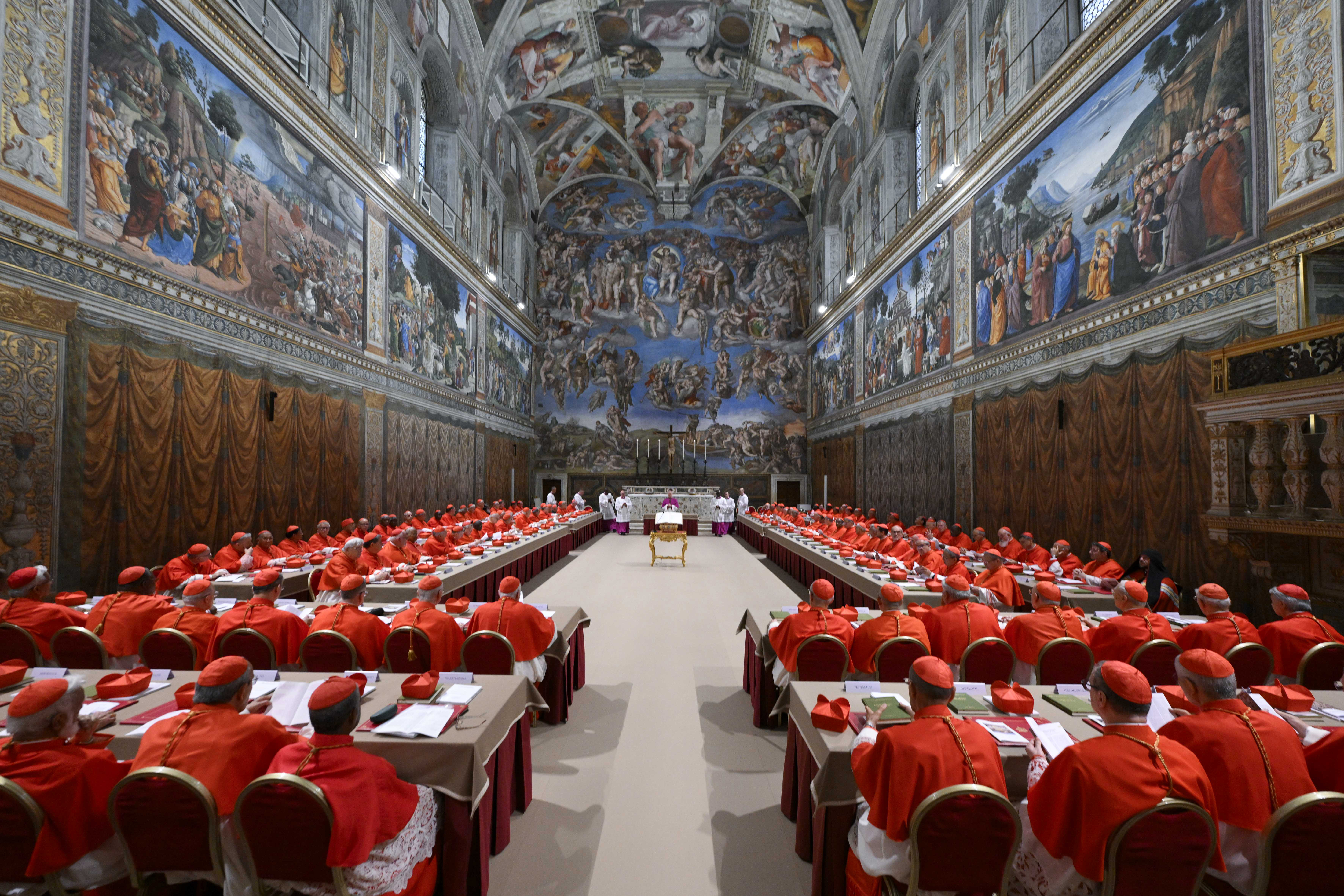 Les cardinaux électeurs entrent dans la chapelle Sixtine le 7 mai 2025, pour commencer le conclave qui suivra le décès du pape François | Source : Getty Images