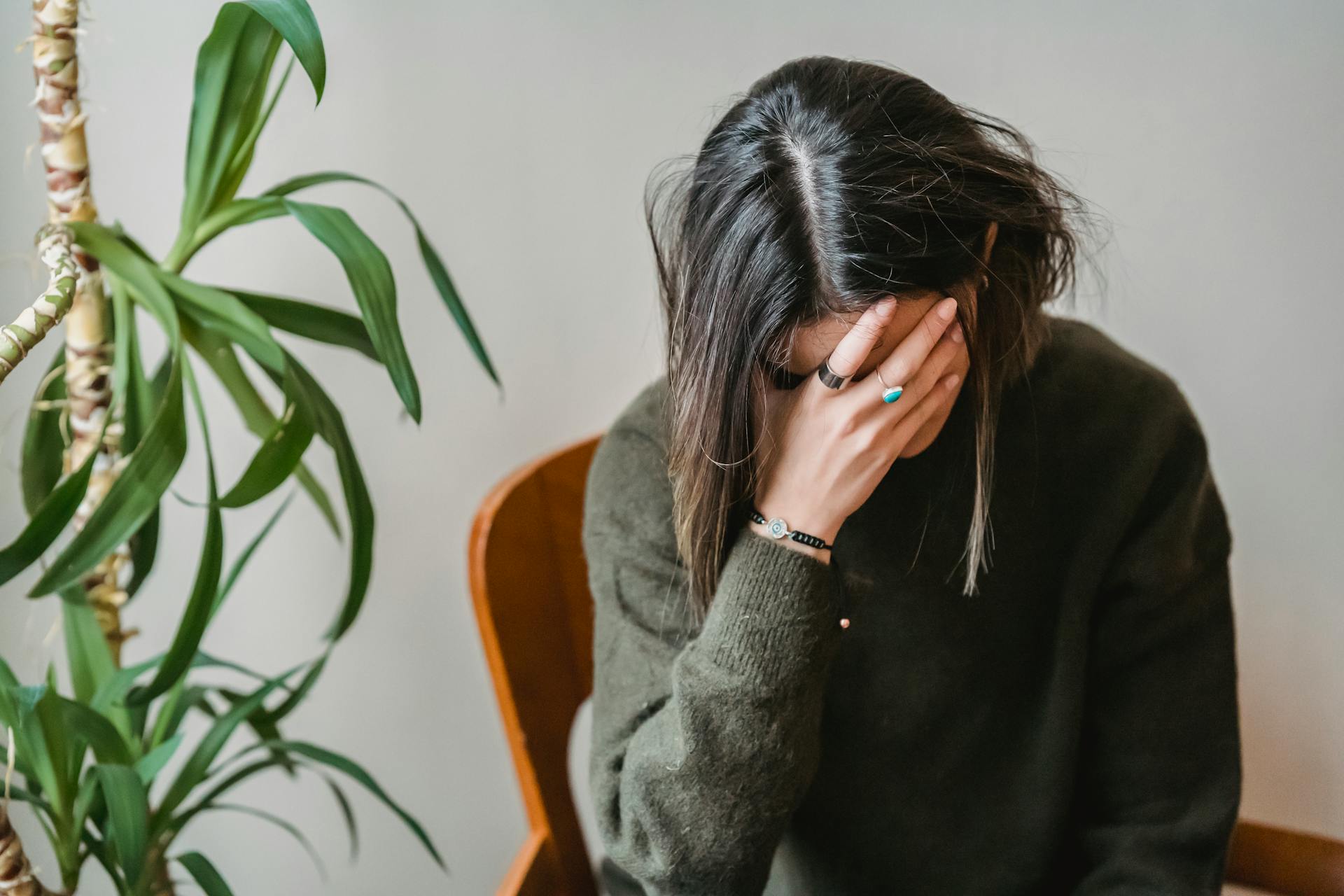 Une femme inquiète se couvrant le visage avec sa main | Source : Pexels