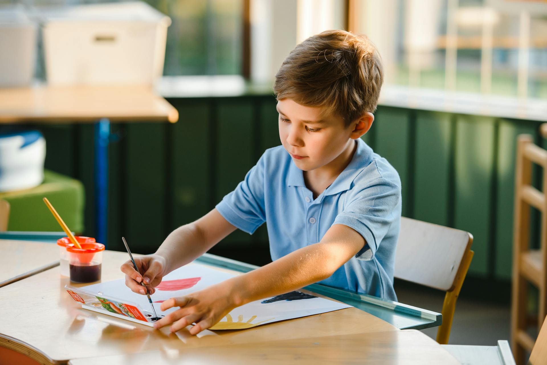 Un garçon qui peint | Source : Pexels