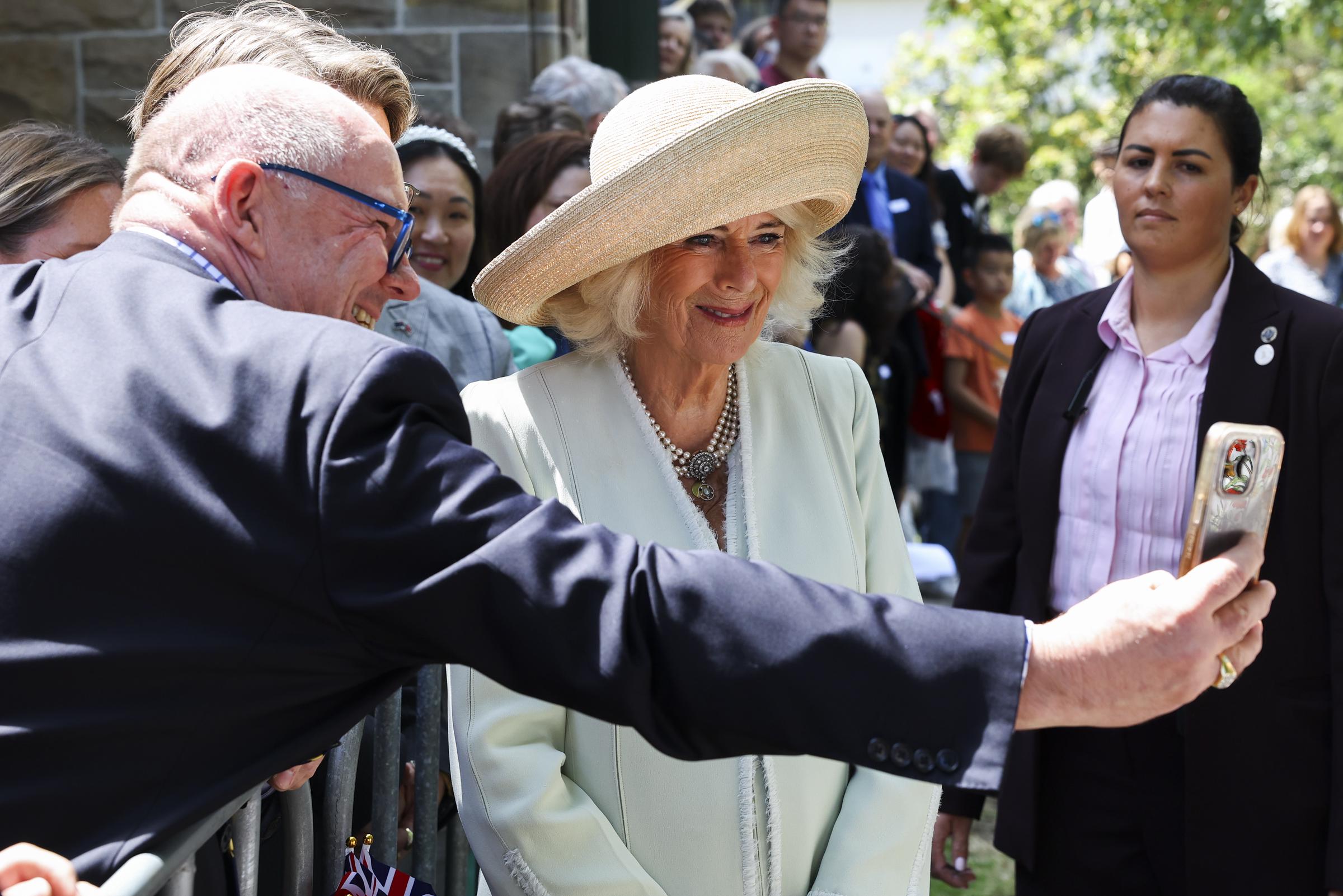 La reine Camilla salue des partisans à l'église anglicane St. Thomas, le 20 octobre 2024, à Sydney, en Australie. | Source : Getty Images