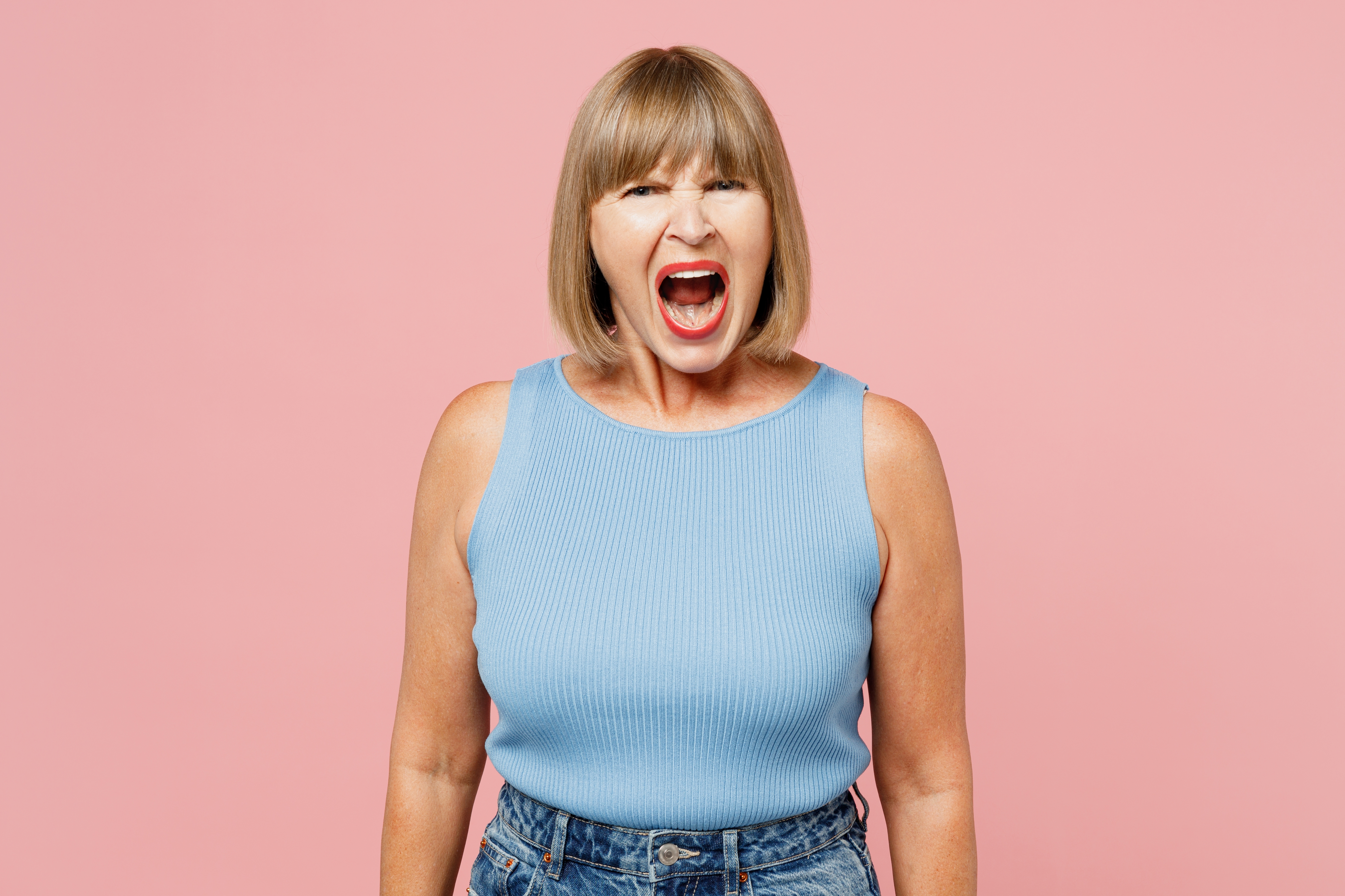 Une femme en colère d'une cinquantaine d'années | Source : Shutterstock