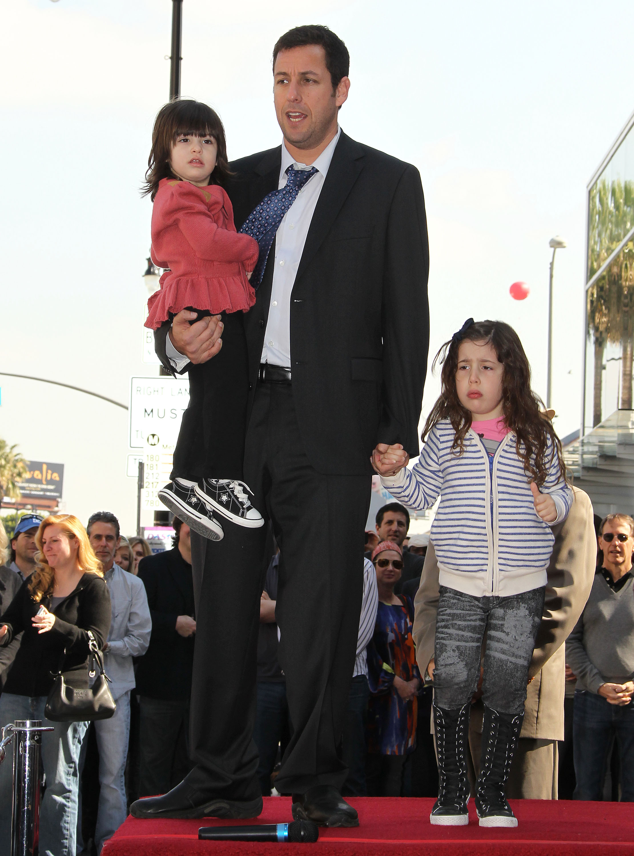 Adam Sandler et ses enfants Sadie et Sunny à Hollywood, Californie, le 1er février 2011 | Source : Getty Images