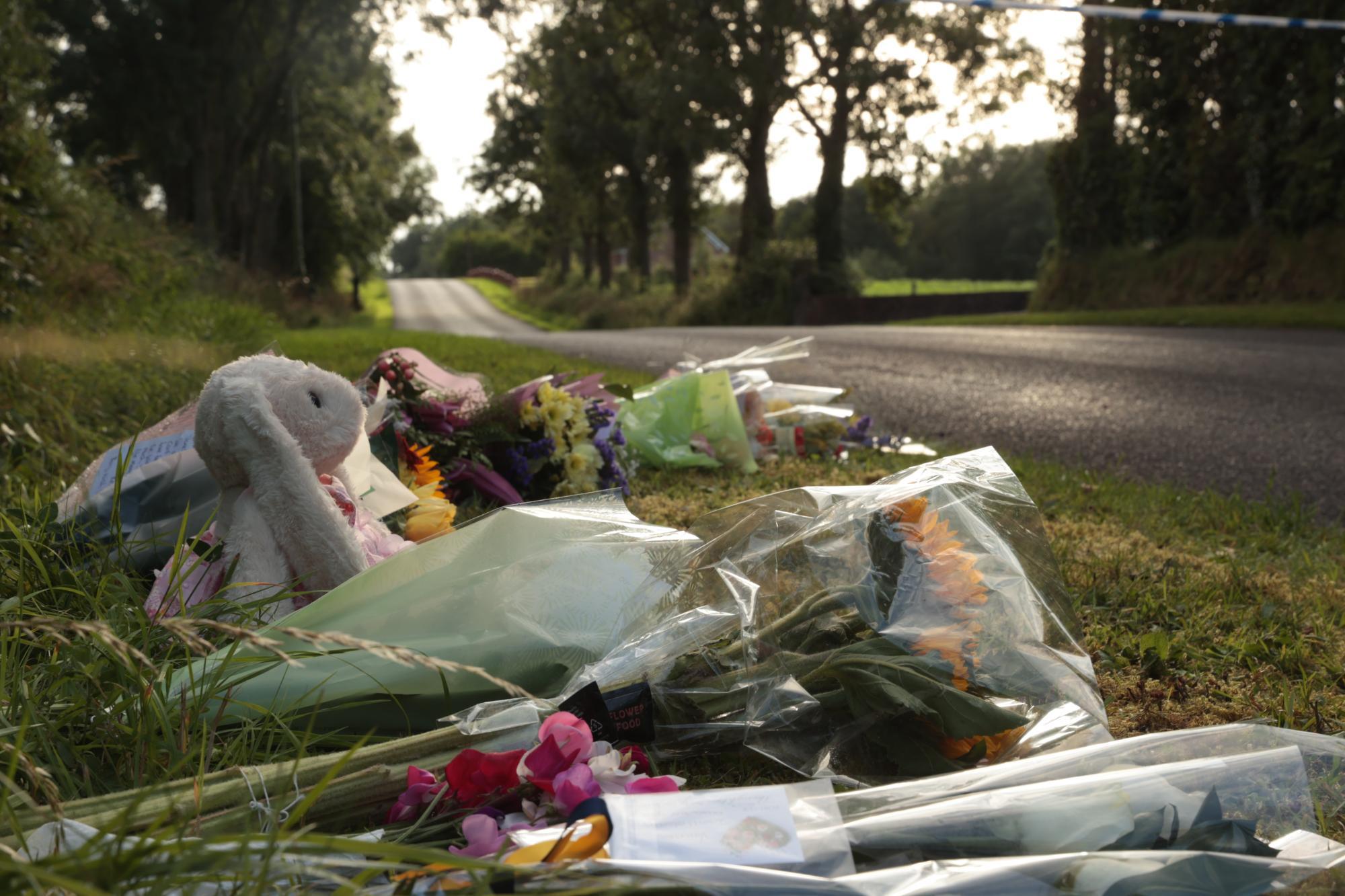 Fleurs lors d'une veillée pour James Rutledge, Vanessa Whyte et Sara Rutledge, extrait d'un post daté du 26 juillet 2025 | Source : Facebook/irishmirror