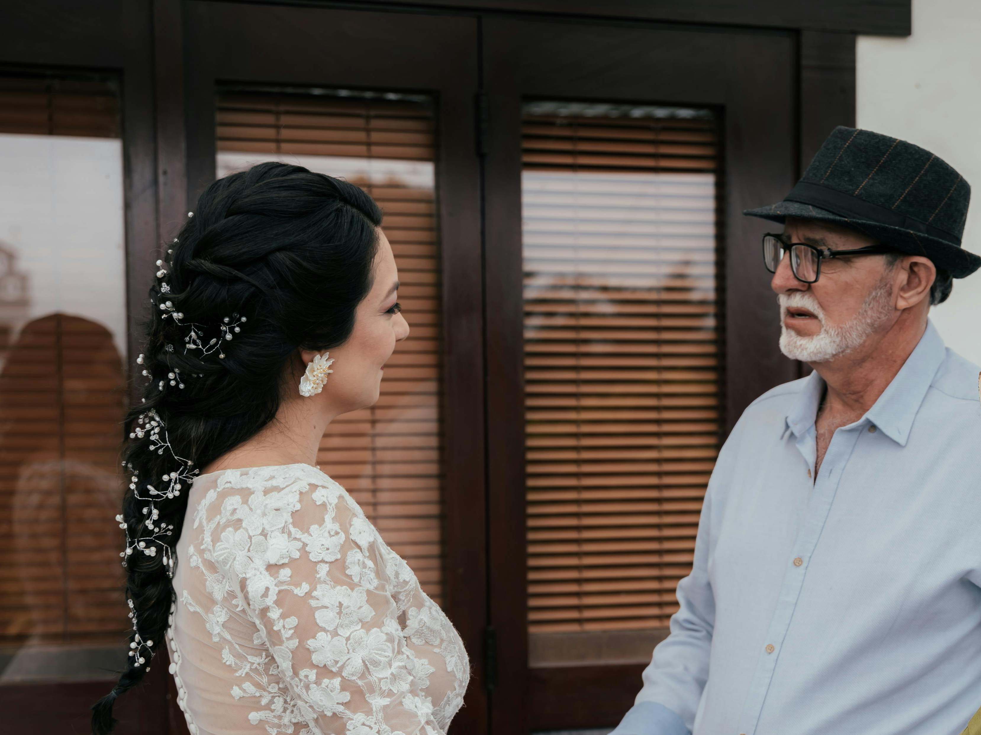 Une mariée en pleine discussion avec un homme âgé | Source : Pexels