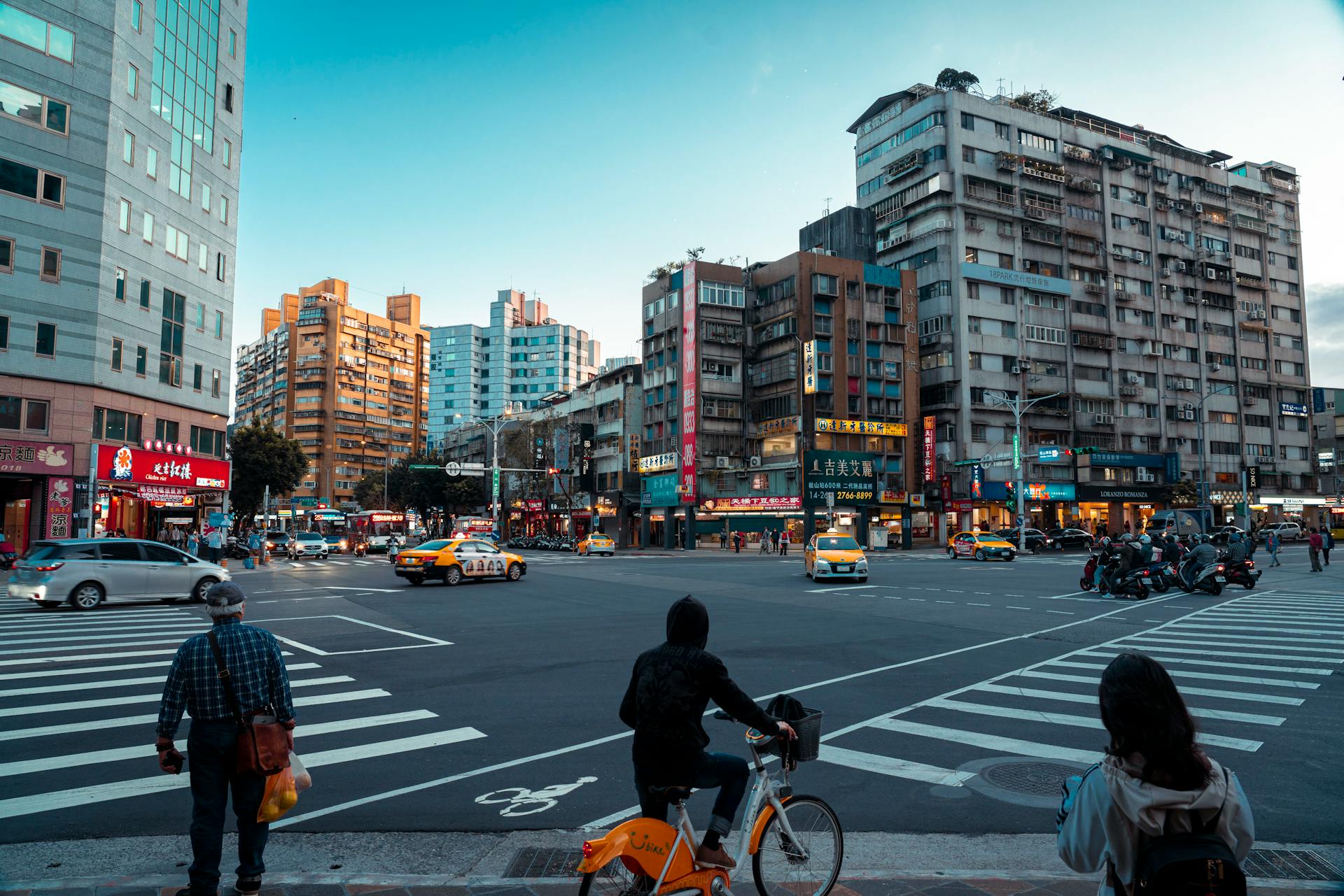 Des gens à une intersection | Source : Pexels