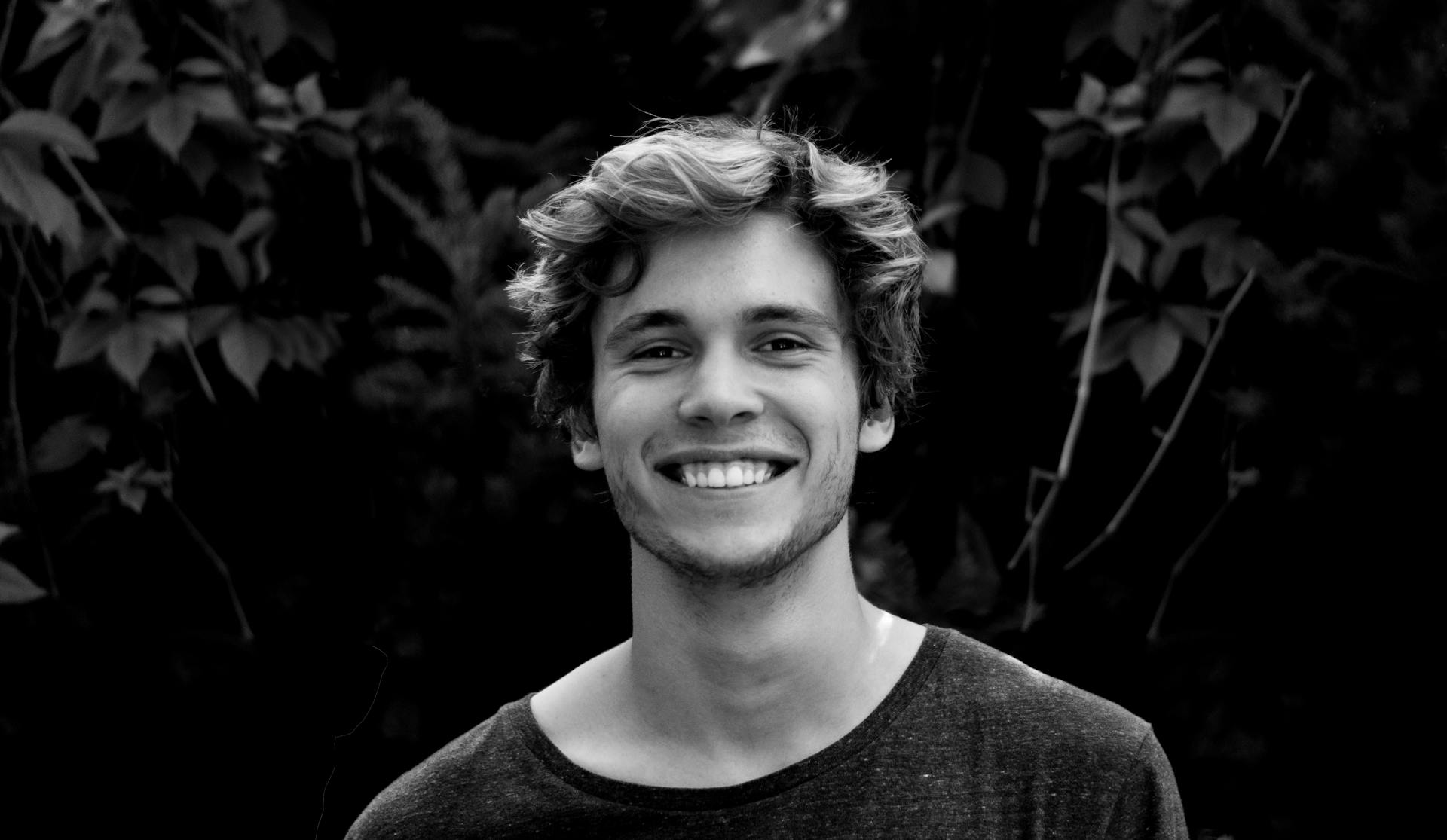 Un jeune homme souriant | Source : Pexels
