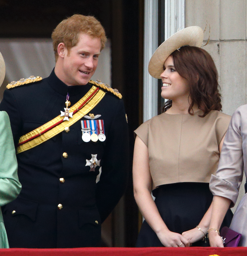 Le prince Harry et la princesse Eugénie sur le balcon du palais de Buckingham lors du Trooping the Color, le 13 juin 2015 à Londres, en Angleterre. | Source : Getty Images