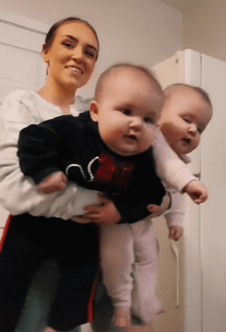 TikToker Alexis LaRue tenant ses bébés jumeaux dans ses bras. | Source : tiktok.com/themejiafamily_