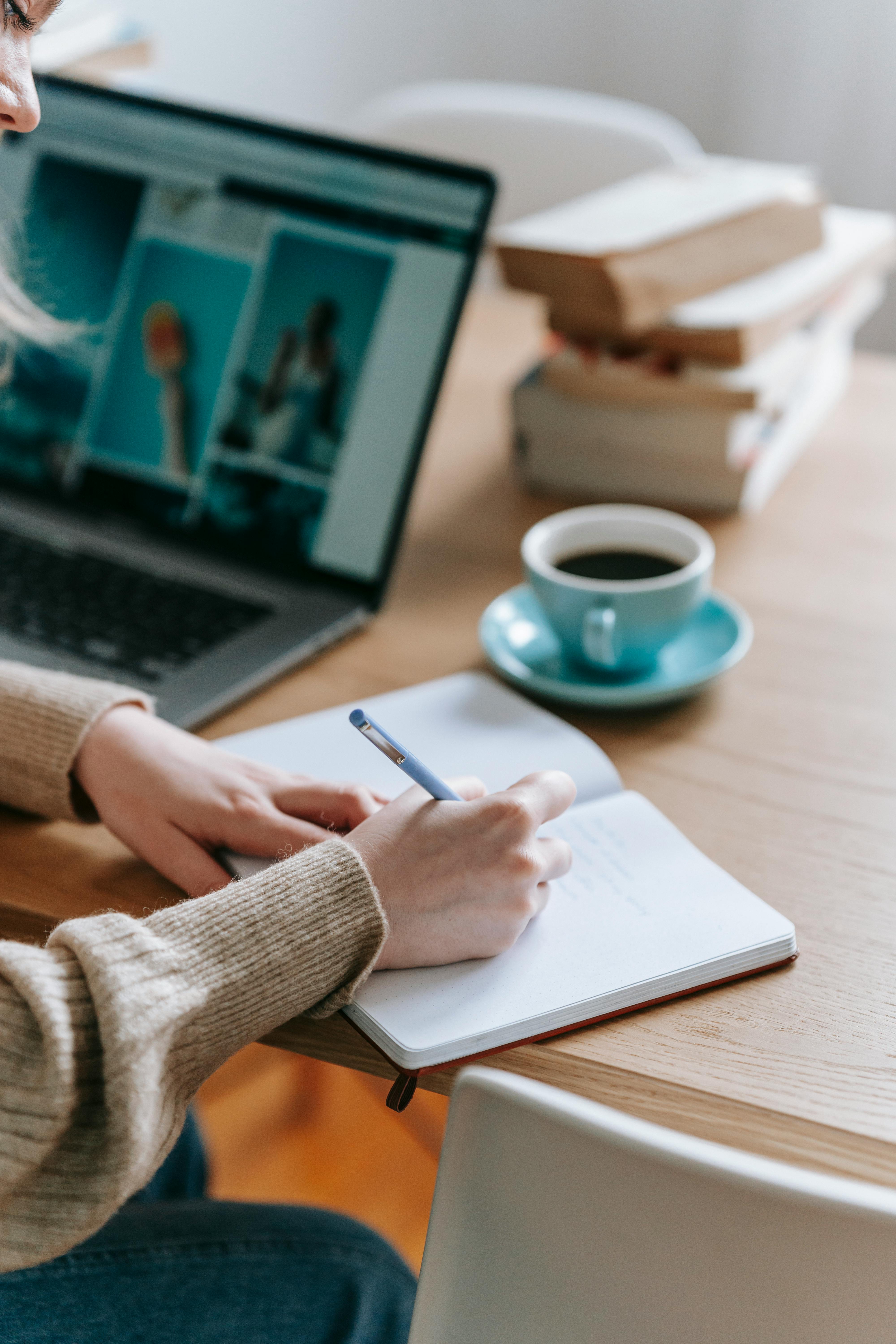 Une femme qui prend des notes | Source : Pexels