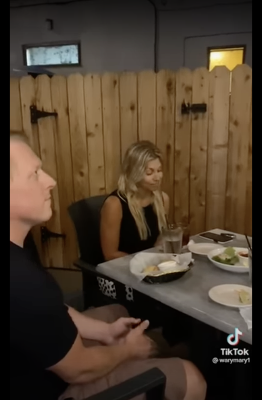 L'homme et sa prétendue petite amie assis à la table d'un restaurant | Source : YouTube.com/Public Freakouts !