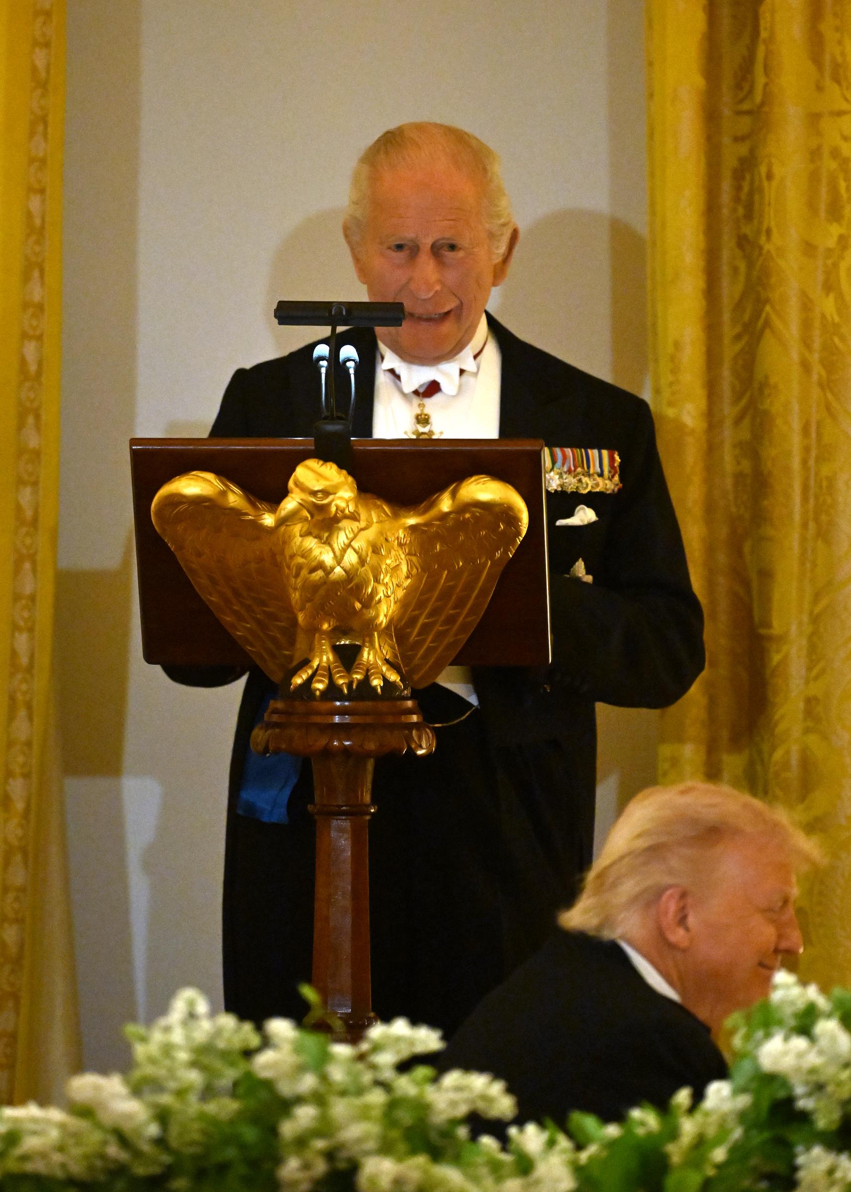 Le roi Charles III prononce quelques mots dans la Salle Est lors d'un dîner d'État officiel à la Maison Blanche, au cours de la deuxième journée de la visite d'État du roi Charles III et de la reine Camilla aux États-Unis d'Amérique, le 28 avril 2026 à Washington, DC I Source : Getty Images