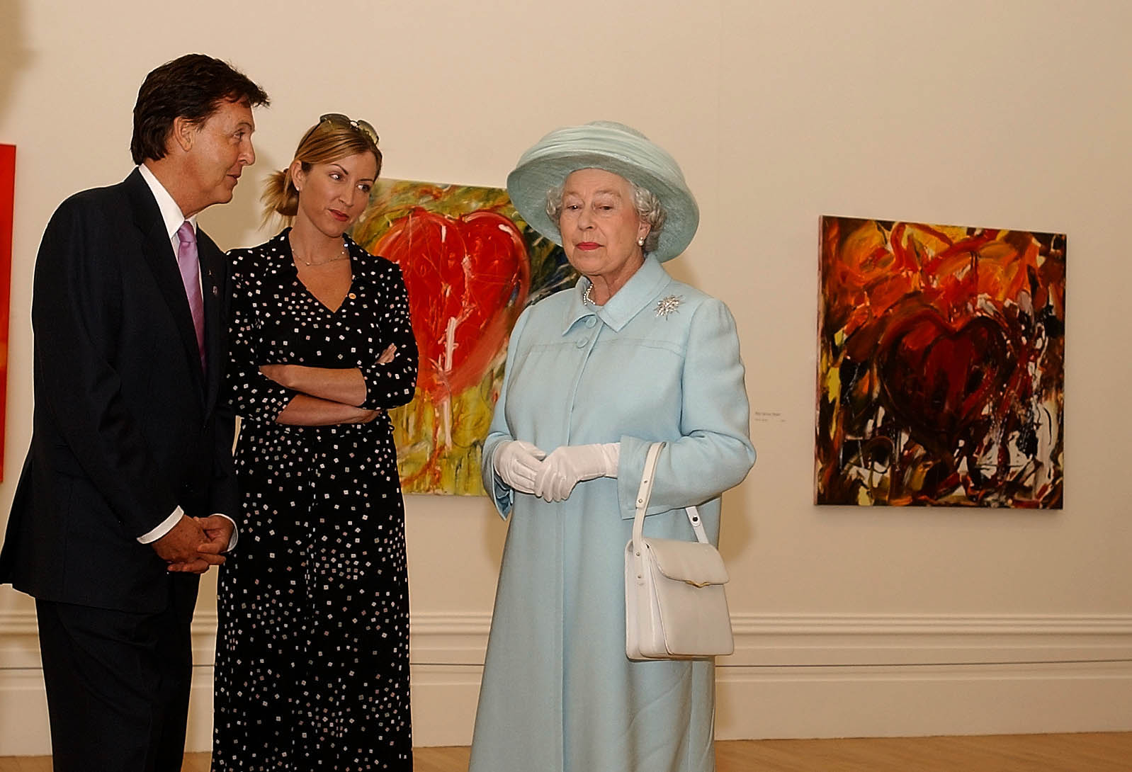 Paul McCartney et Heather Mills s'entretiennent avec la reine Elizabeth II à la Walker Art Gallery le 25 juillet 2002 à Liverpoool, Angleterre | Source : Getty Images