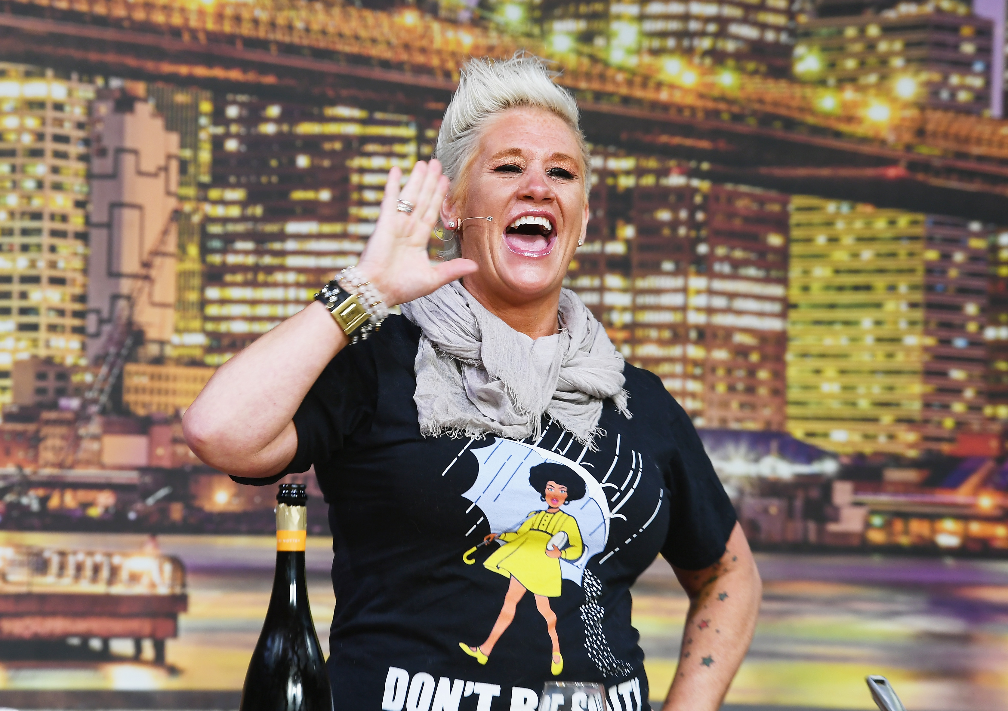 La chef Anne Burrell s'exprime sur scène au Pier 94 le 13 octobre 2018 | Source : Getty Images