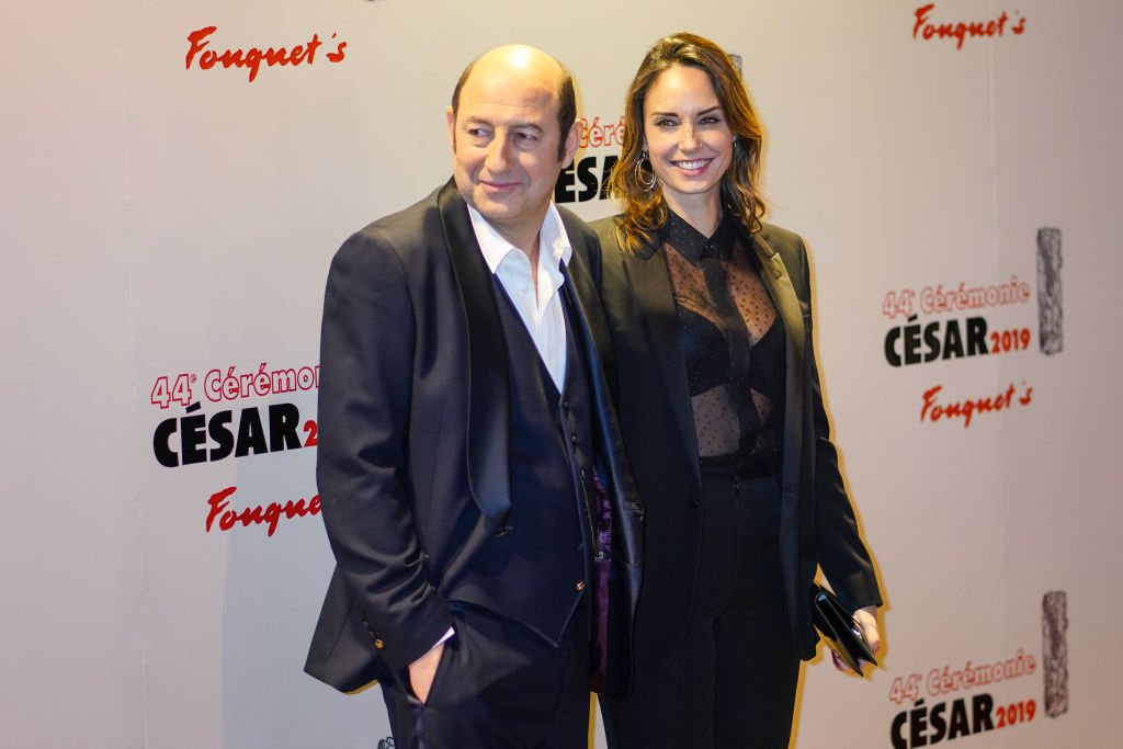 Kad Merad et Julia Vignali sont vus à l'extérieur du dîner au Fouquet's, après la cérémonie des César, le 22 février 2019 à Paris, en France. | Photo : Getty Images