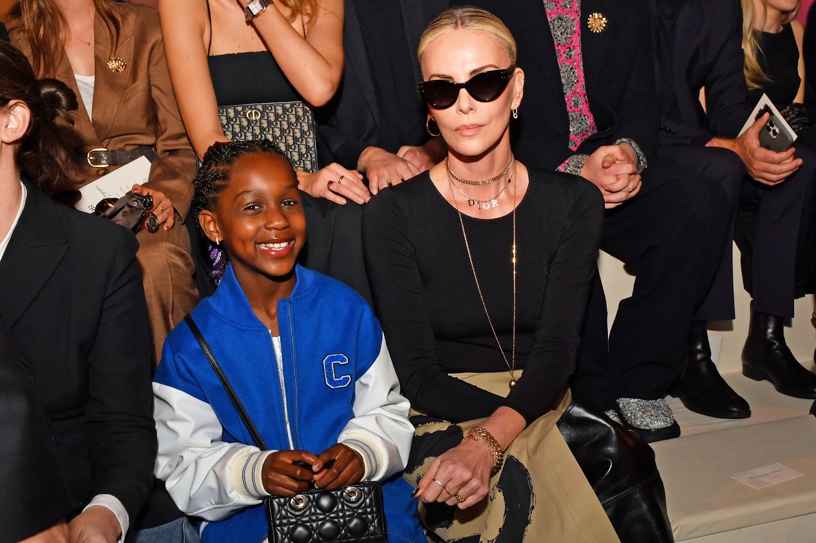 Charlize Theron avec sa fille lors du défilé de mode Dior pre-fall, le 15 avril 2024, à New York. | Source : Getty Images