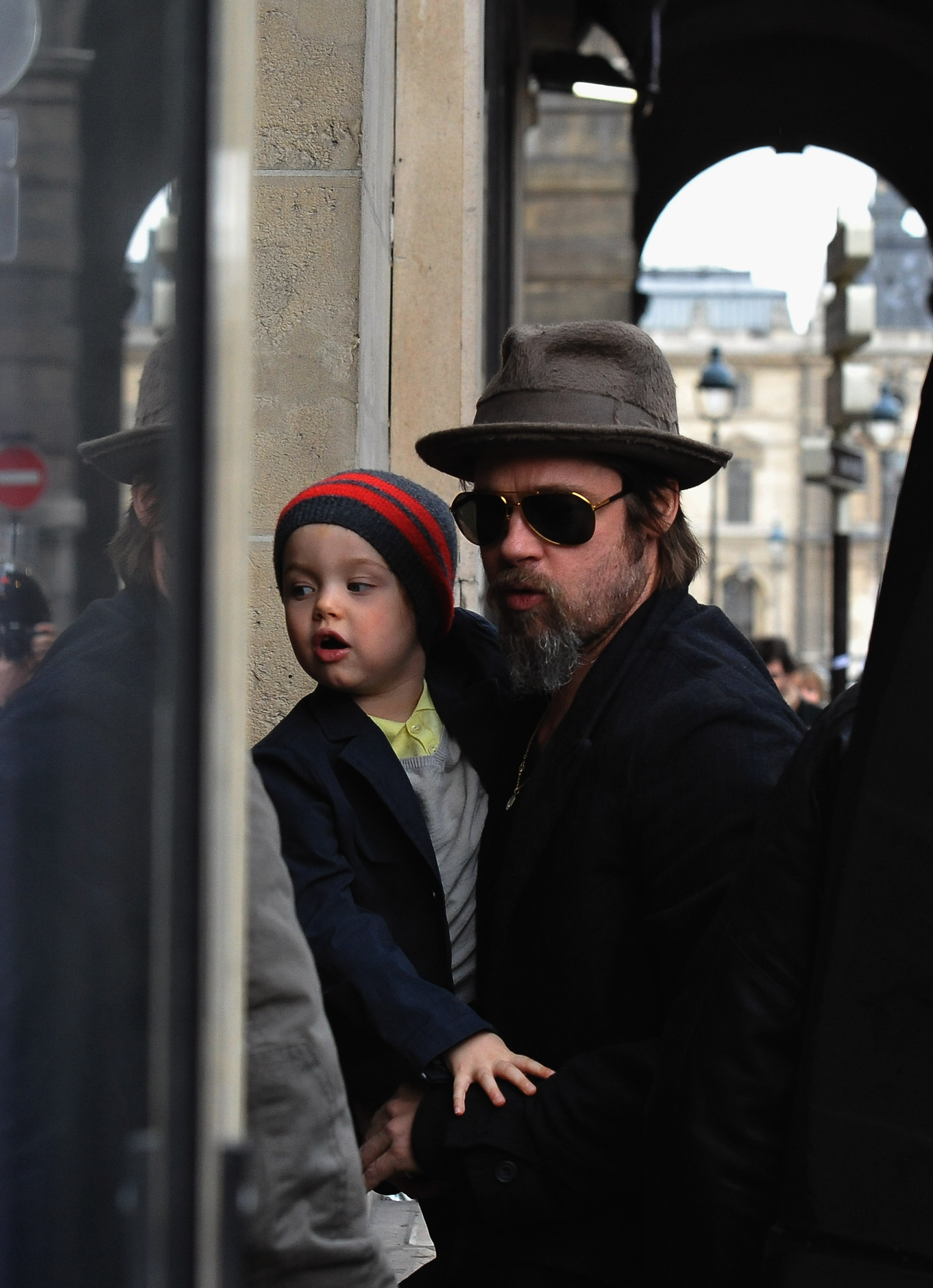 Brad Pitt et Shiloh Jolie-Pitt font du shopping au magasin Bonpoint à Paris, France, le 23 février 2010. | Source : Getty Images